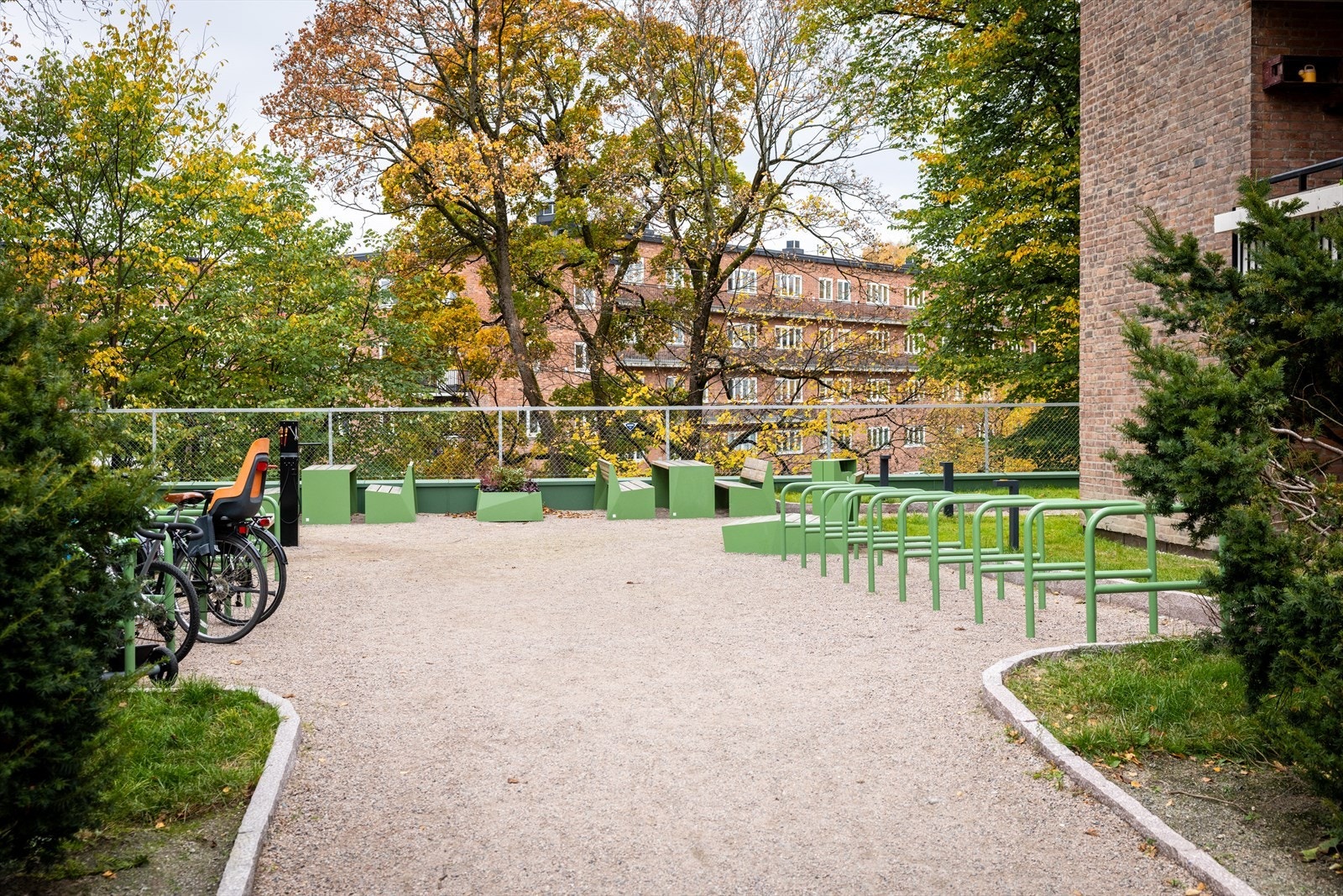 Ekstra sykkelparkering og benker i fellesarealer. Galleribilde