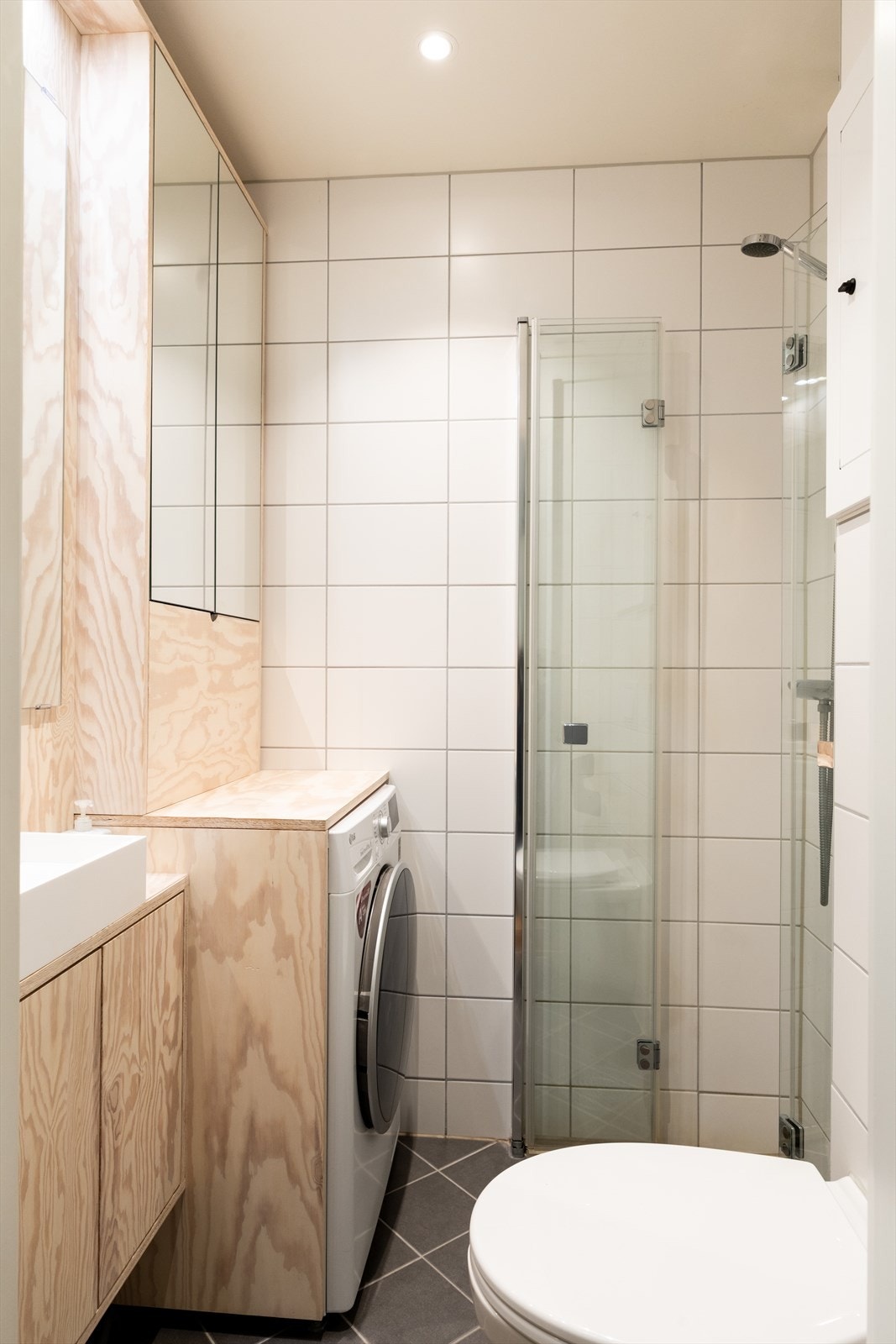 Pent, flislagt baderom pusset opp i regi av borettslaget i 2019. Galleribilde