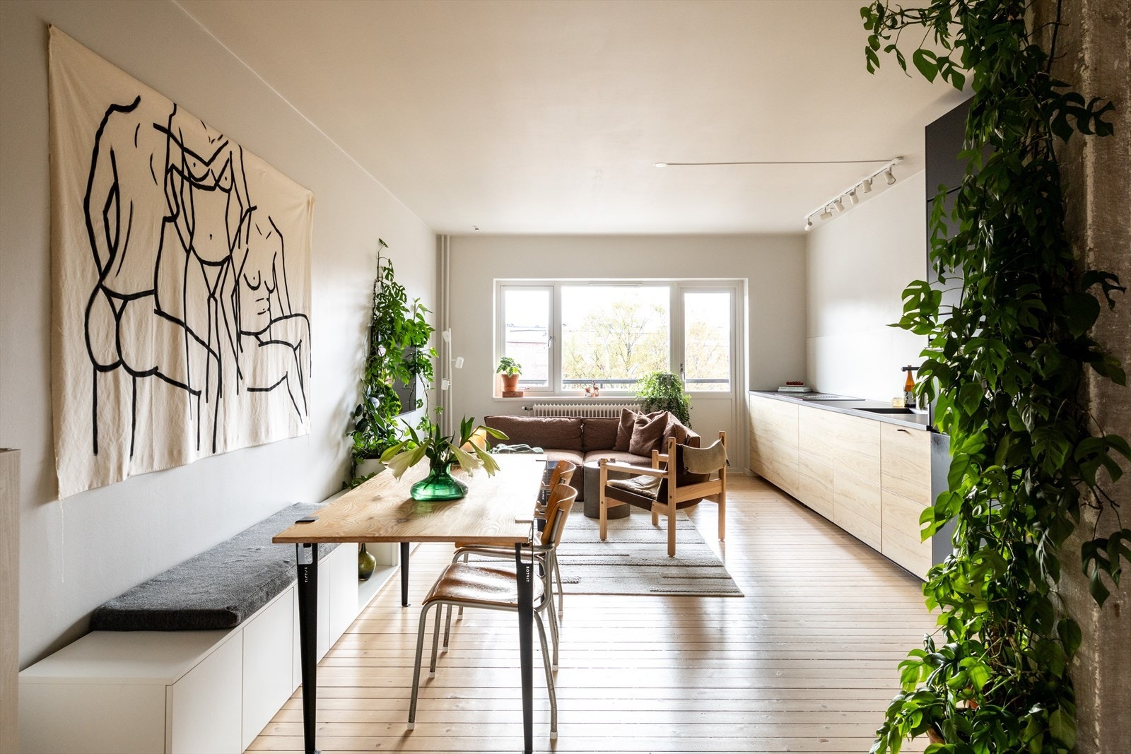 Leiligheten er oppgradert i nyere tid med blant annet nytt kjøkken og overflateoppussing. Galleribilde