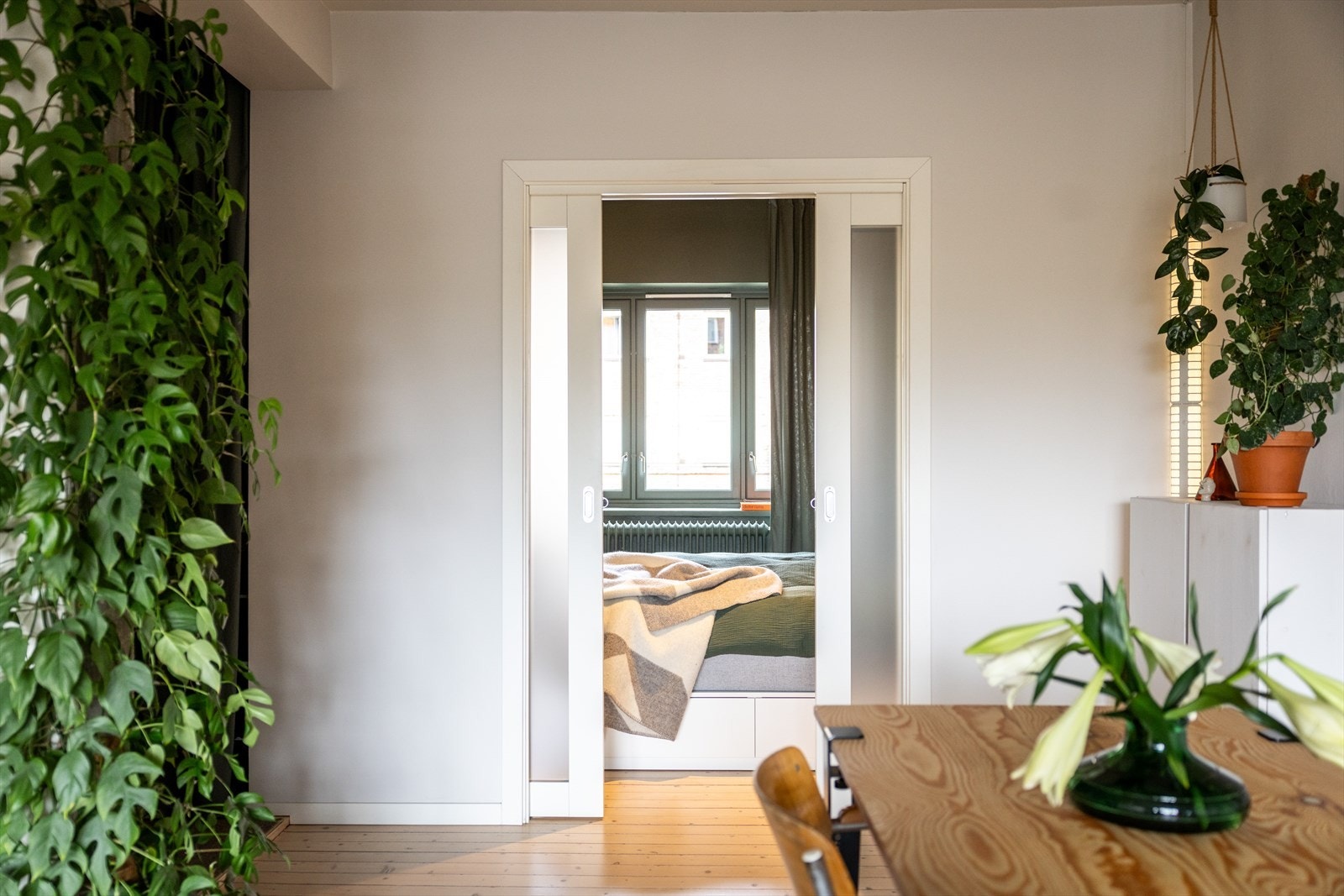 Praktiske skyvedører med glass som slipper det naturlige lyset inn i stuen. Galleribilde