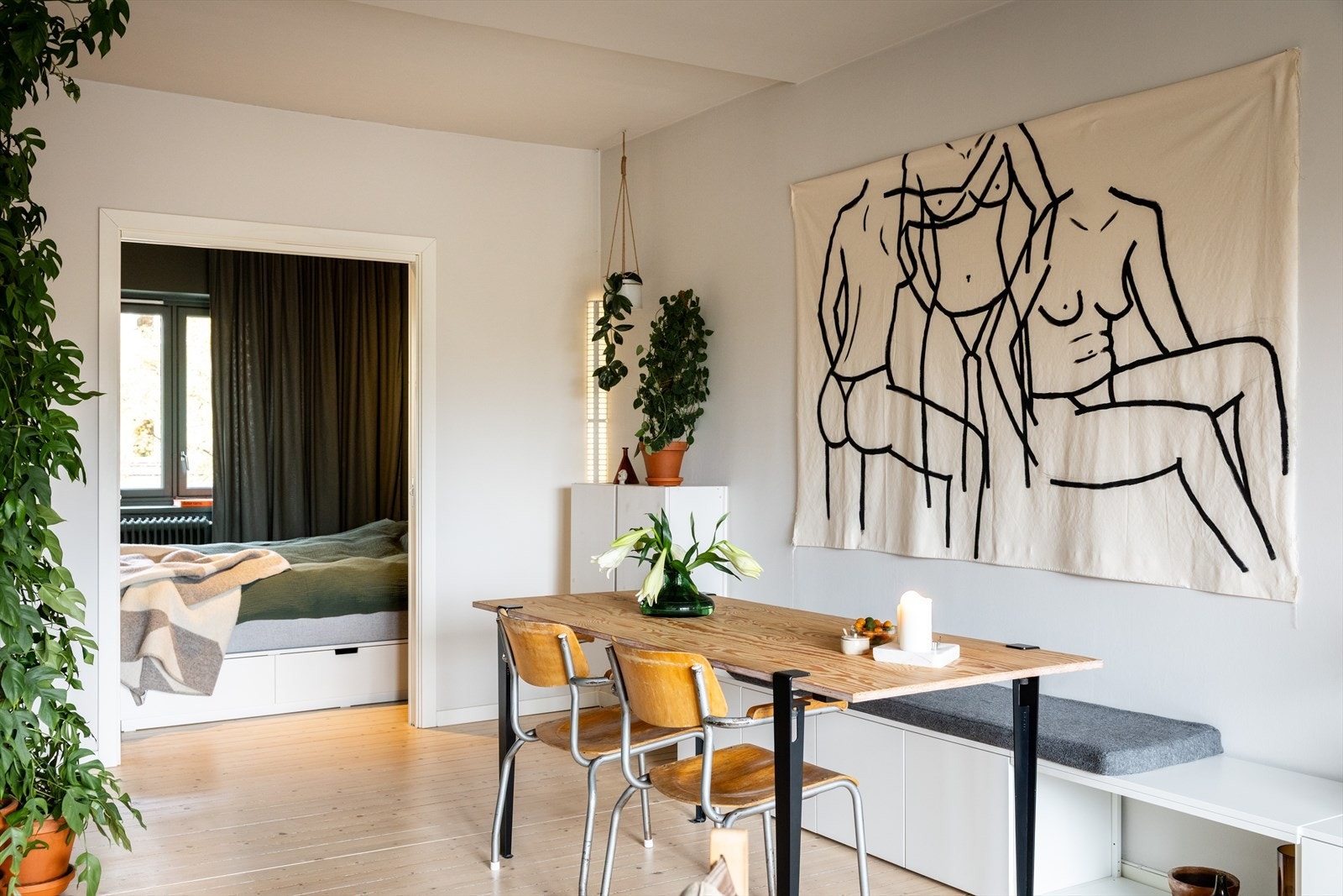 Planløsningen åpner opp for flere møbleringsmuligheter med god plass til sofagruppe, TV-møbler og spisebord med tilhørende stoler. Galleribilde