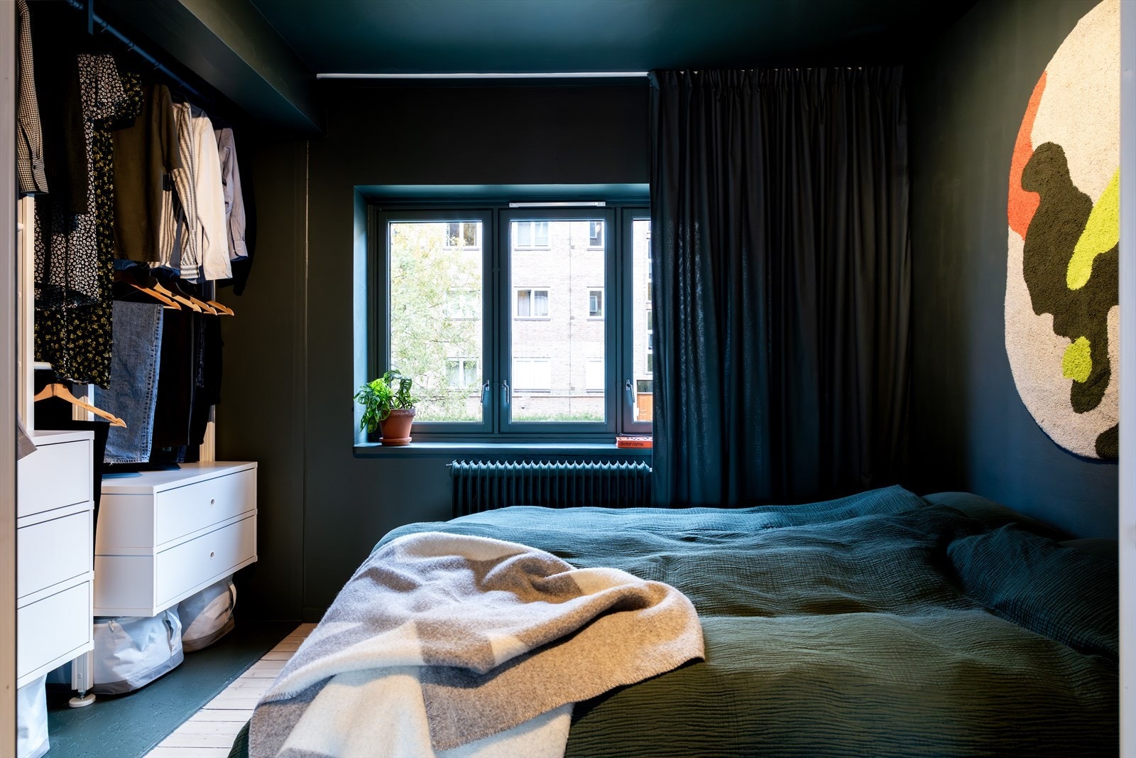 Hovedsoverommet er malt i en delikat fargetone som gir et lunt uttrykk. Galleribilde