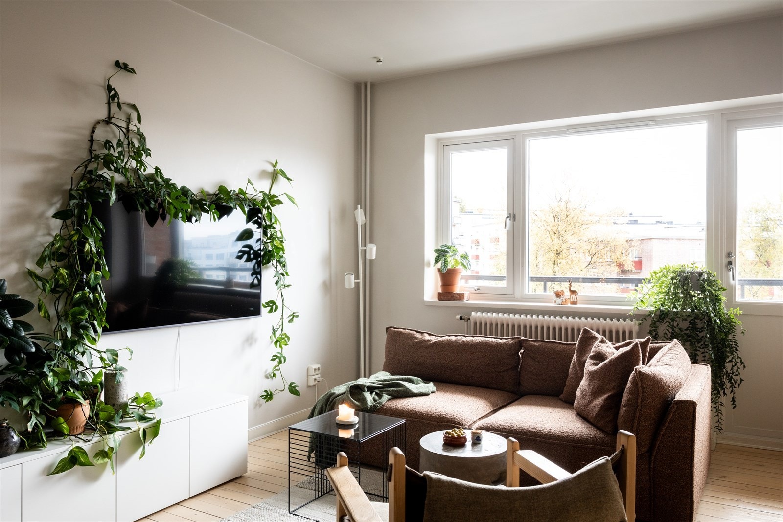 Stuen er lys og luftig med store vindusflater som sørger for rikelig med innslipp av naturlig lys. Galleribilde