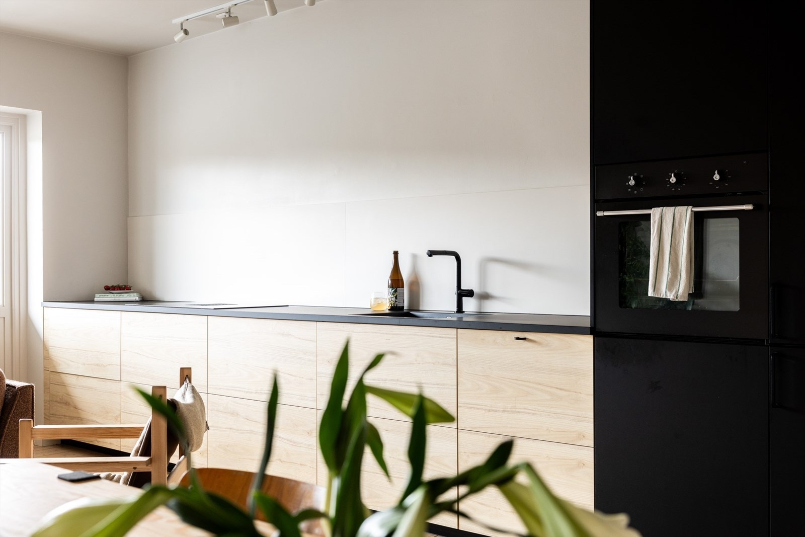 Kjøkkeninnredningen består av glatte fronter og benkeplate av laminat med nedfelt vaskekum. Galleribilde