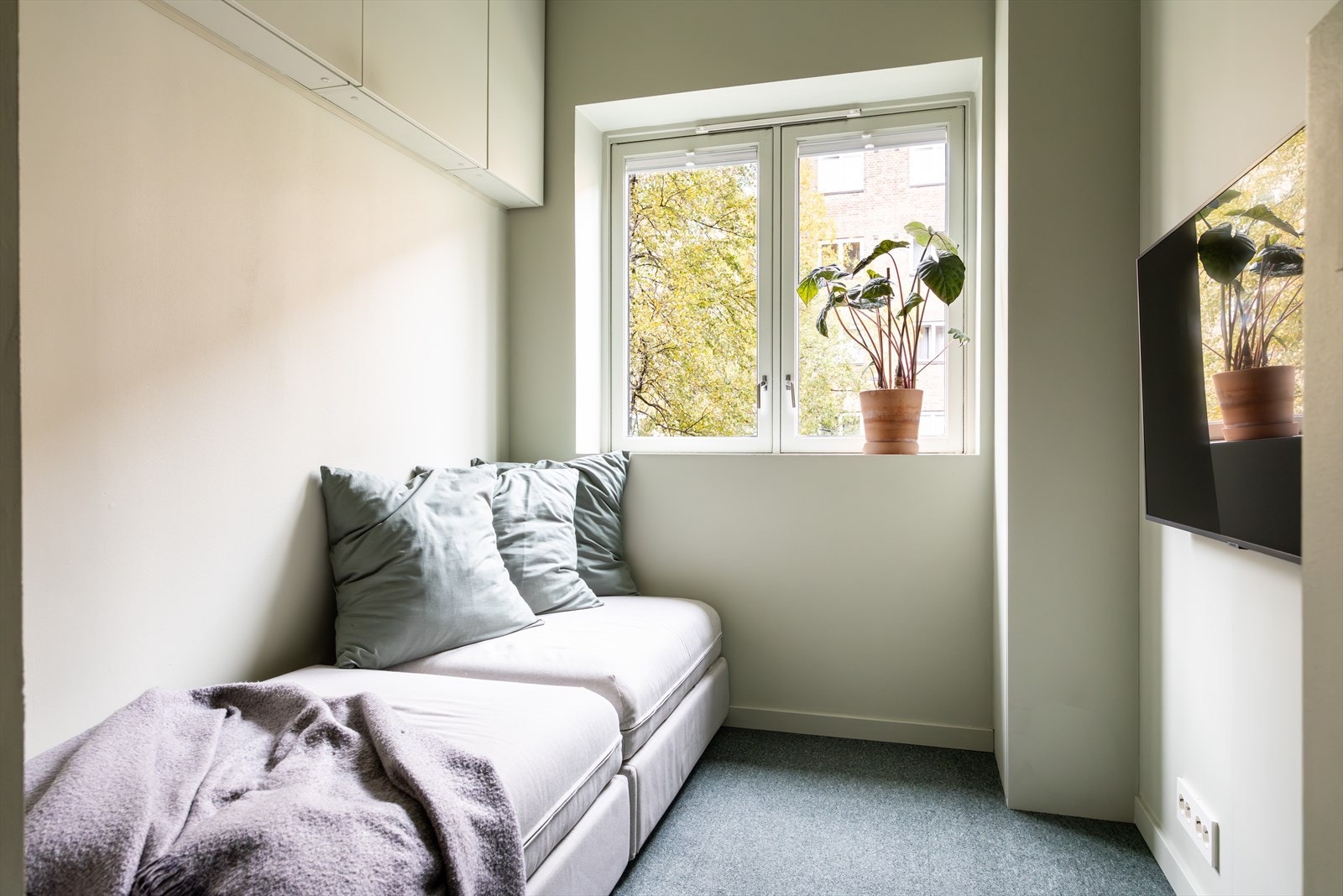 Boligens andre soverom er også av god størrelse med plass til seng og garderobe. Rommet passer ypperlig som barnerom, gjesterom eller hjemmekontor. Galleribilde