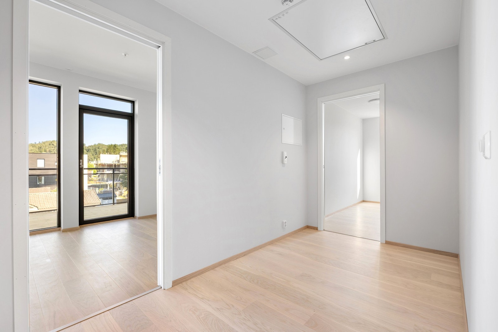 Romslig entré med god plass til garderobeløsning. Galleribilde