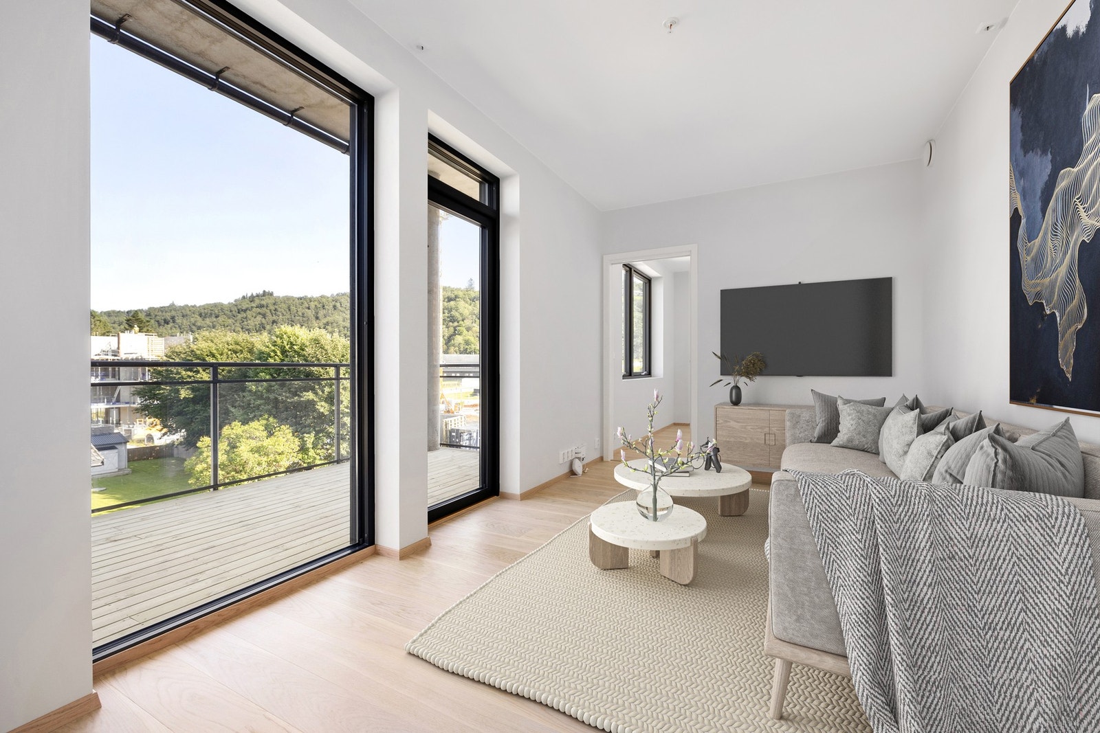 Leiligheten har en arealeffektiv planløsning som gir plass til både en romslig sofagruppe og spisegruppe. Galleribilde