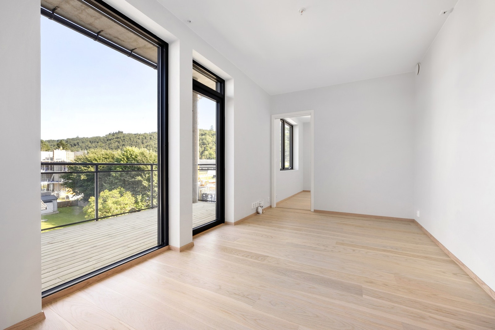 Leiligheten har en god nyboligstandard med bl.a. 1- stavs hvitpigmentert eikeparkett. Galleribilde