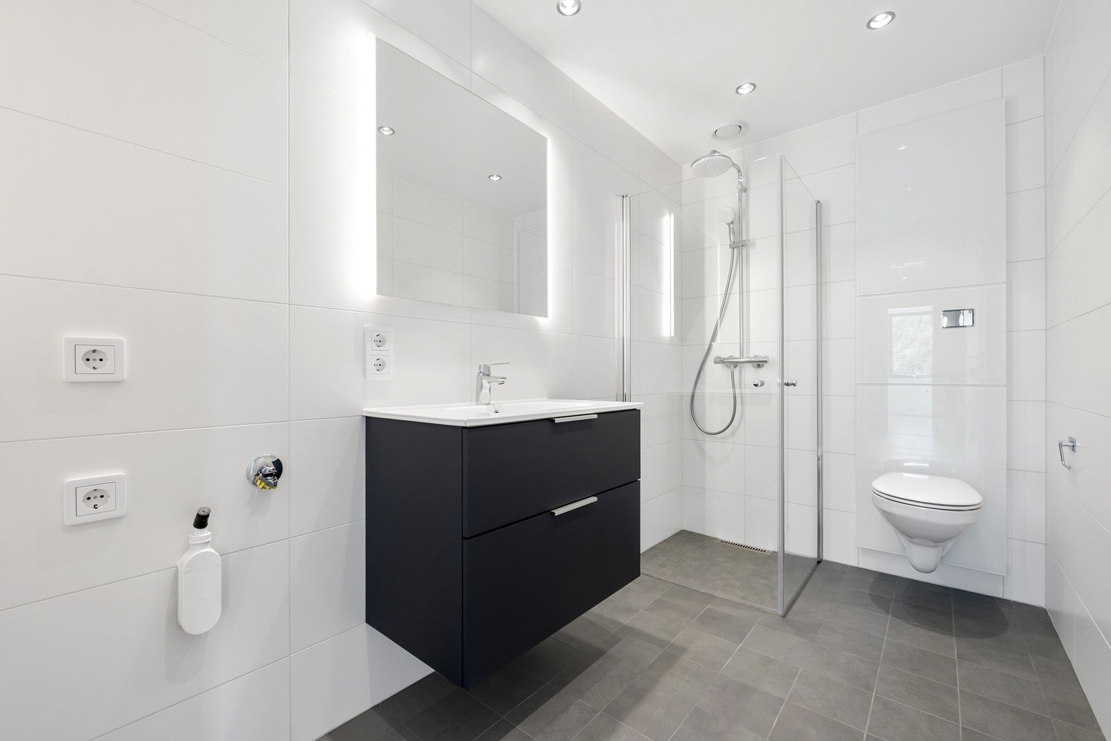 Delikat, flislagt bad med varmekabler i gulv og downlights i himling. Galleribilde