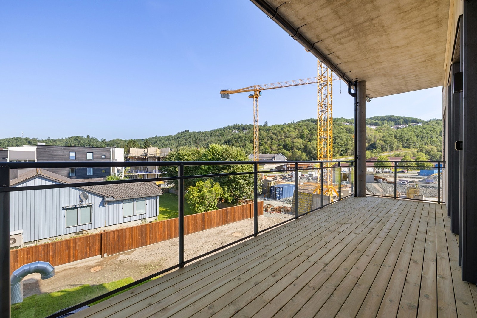 Leiligheten har en herlig balkong som vender mot fine og rolige omgivelser. Galleribilde