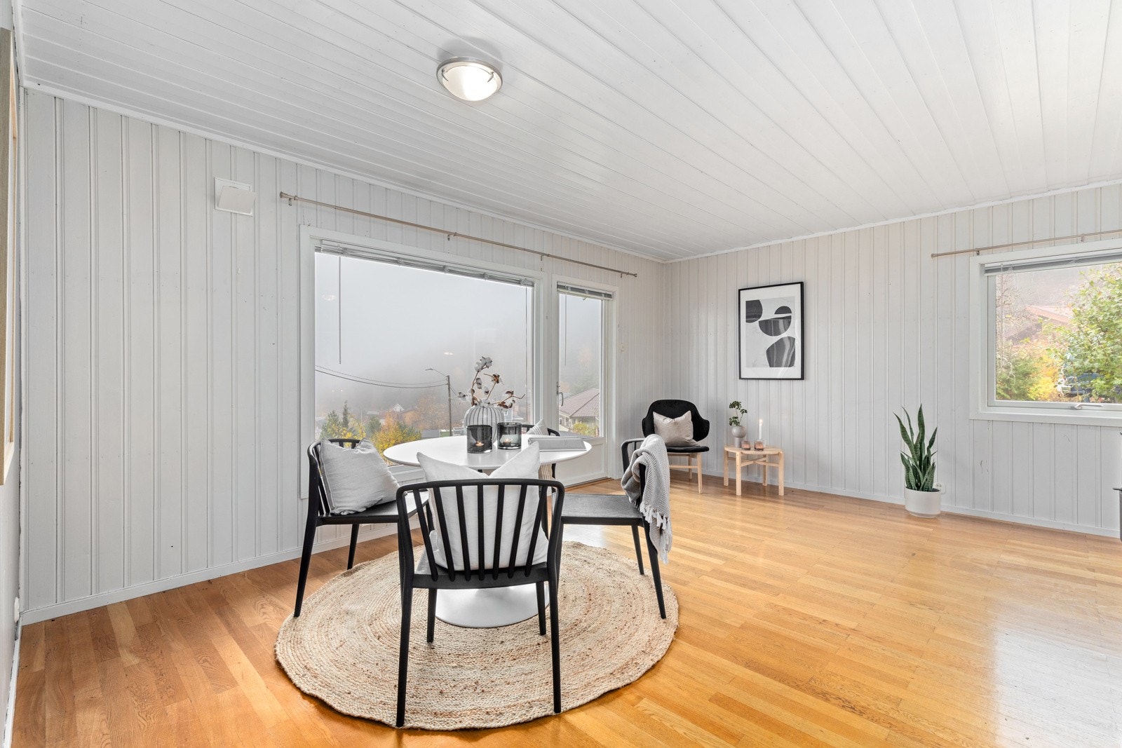 Her er det god plass til spisestue. Man kan dekke på langbord til mange gjester. Galleribilde