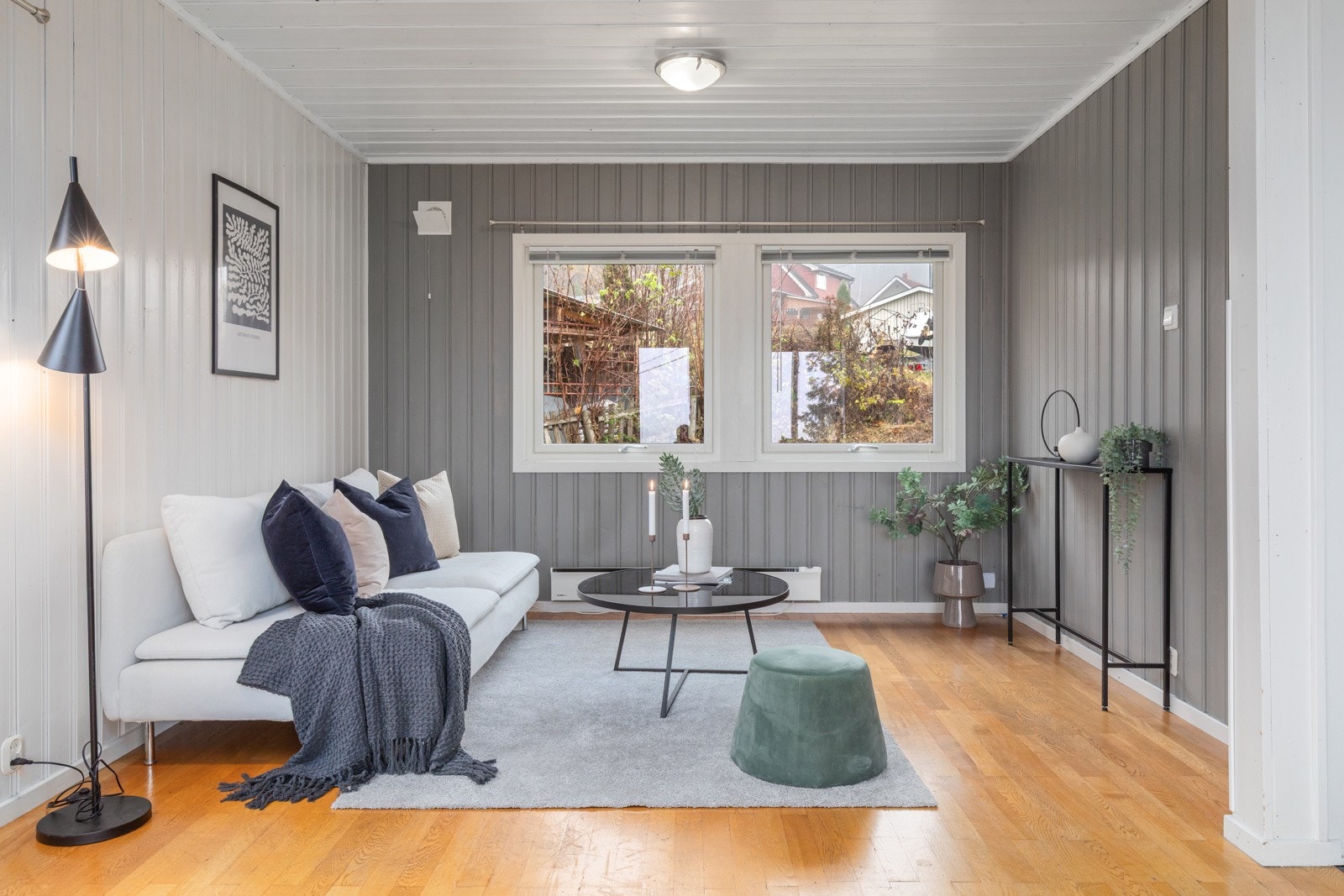 Sofakrok lett tilbaketrukket fra øvrig stue. Galleribilde