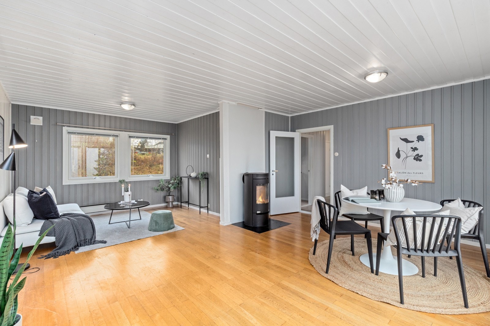 Vinkelstue med koselig peisovn i midten. Galleribilde