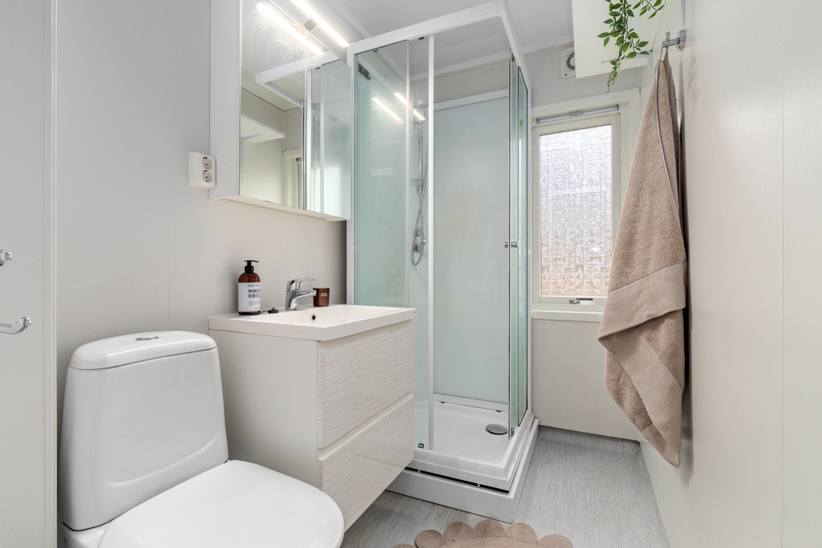 Bad med dusjkabinett, innredning med servant og wc. Galleribilde