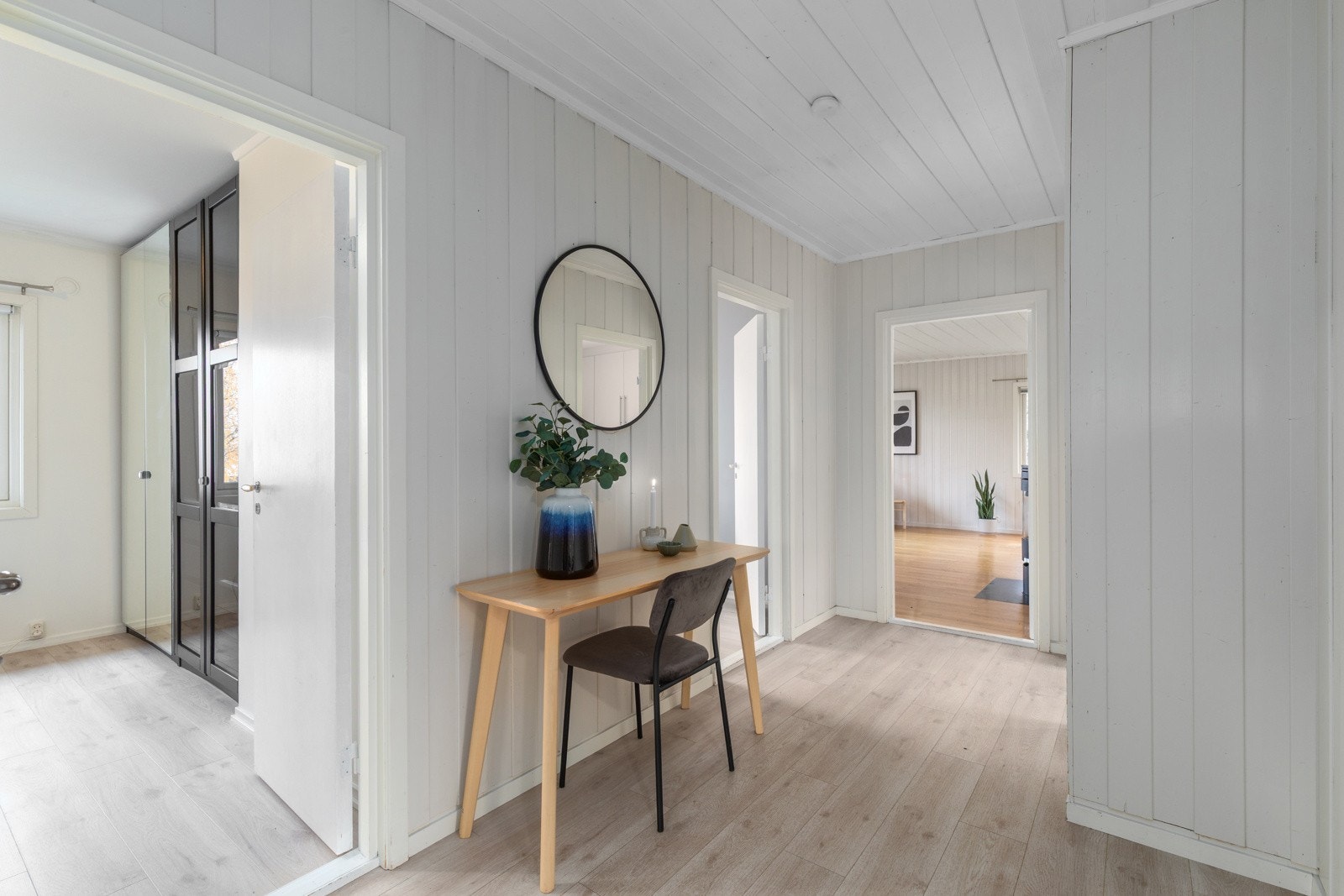 Gangen tar deg med videre inn i boligen. Galleribilde