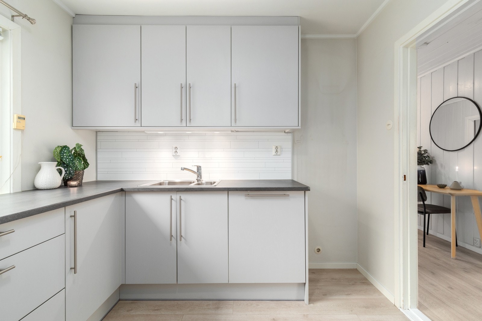 Fin innredning med god skap-og benkeplass. Galleribilde