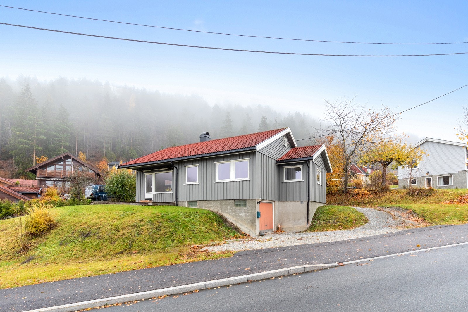 Eneboligen ligger fint til i etablerte omgivelser. Galleribilde