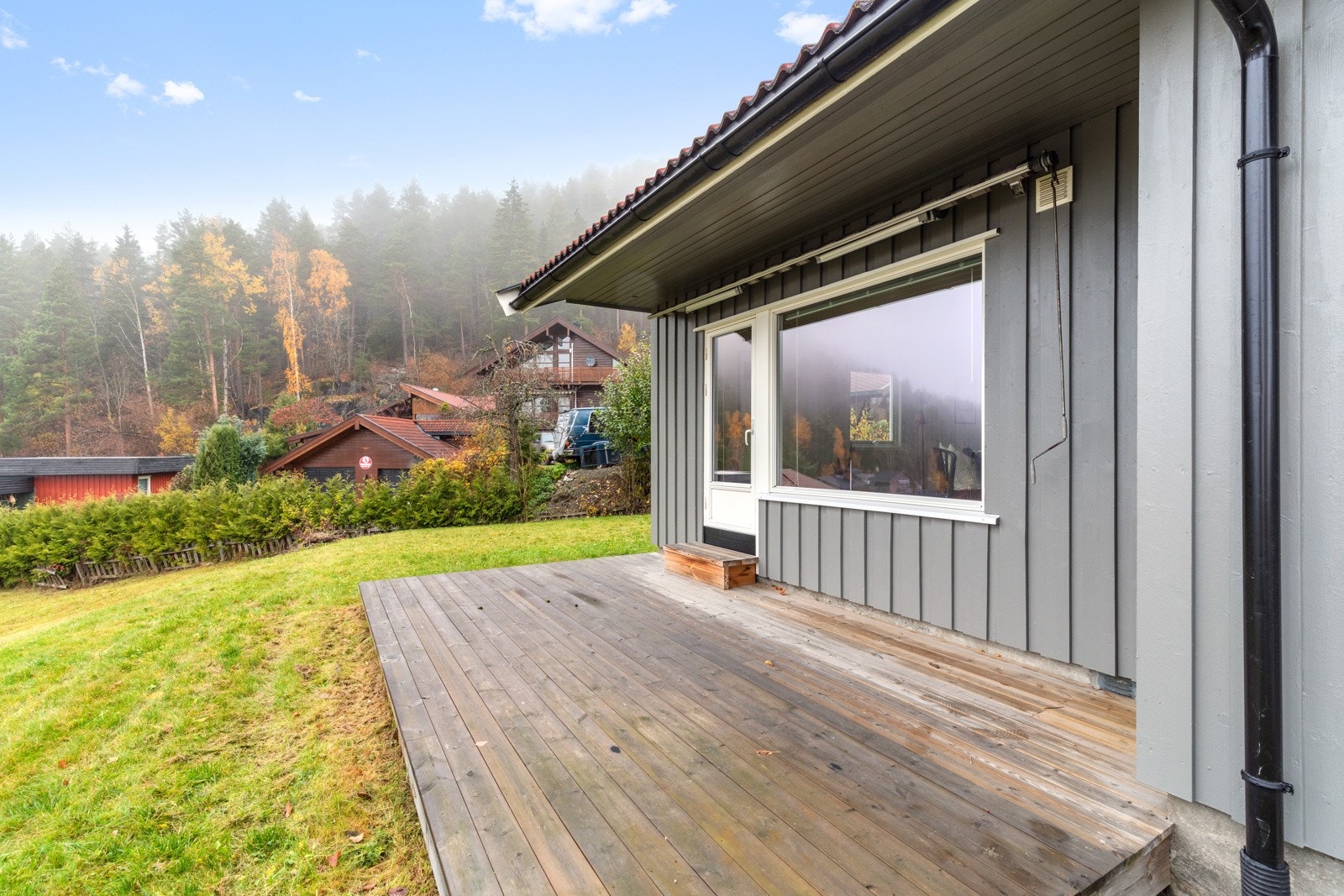 På fremsiden av boligen, med utgang fra stuen finner man en koselig platting. Galleribilde