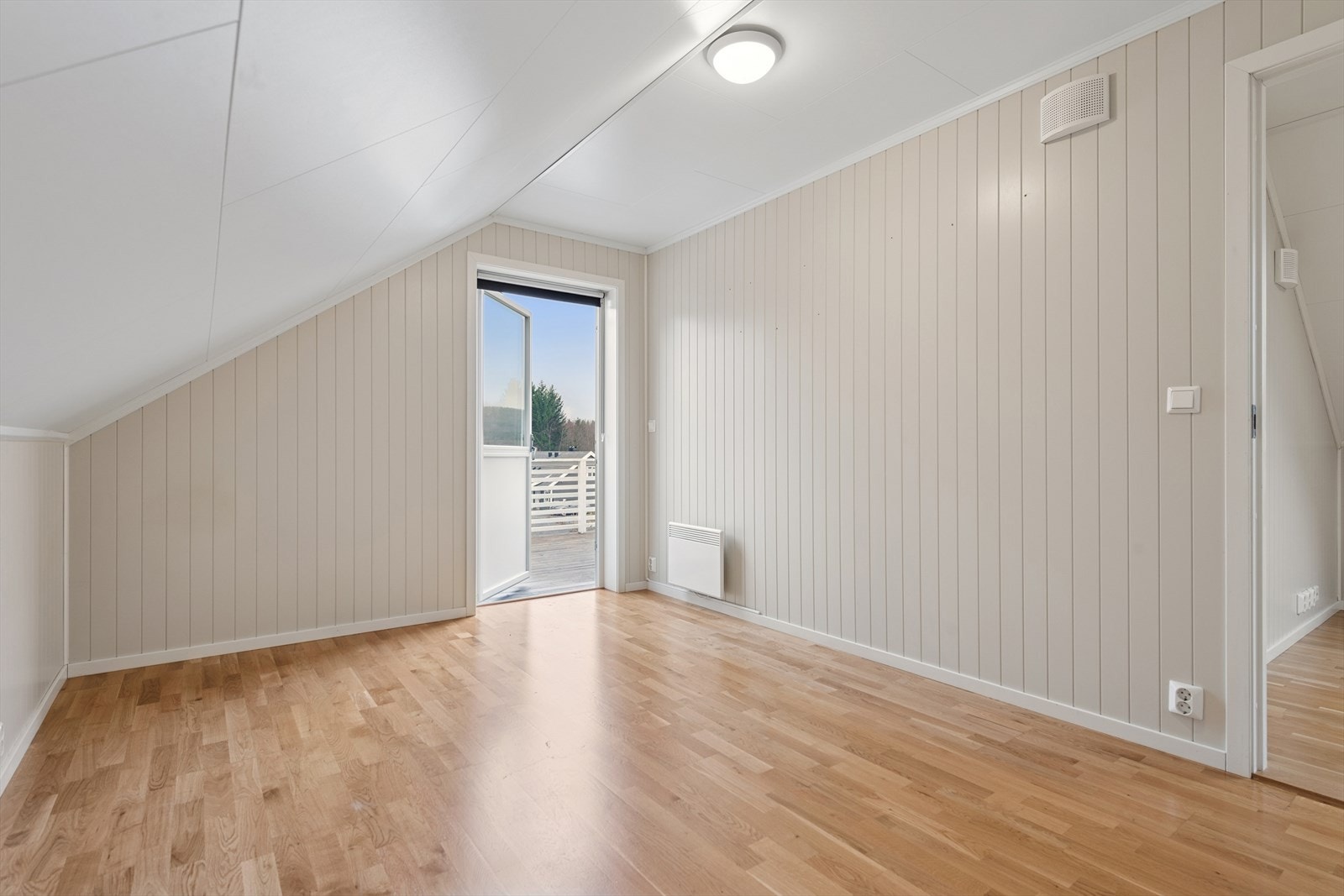 Soverom 2 med utgang til terrasse Galleribilde