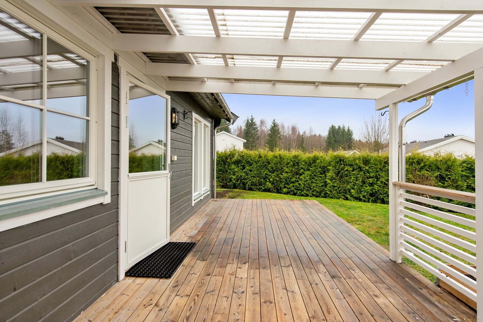 Utgang til terrasse og hage fra stua Galleribilde