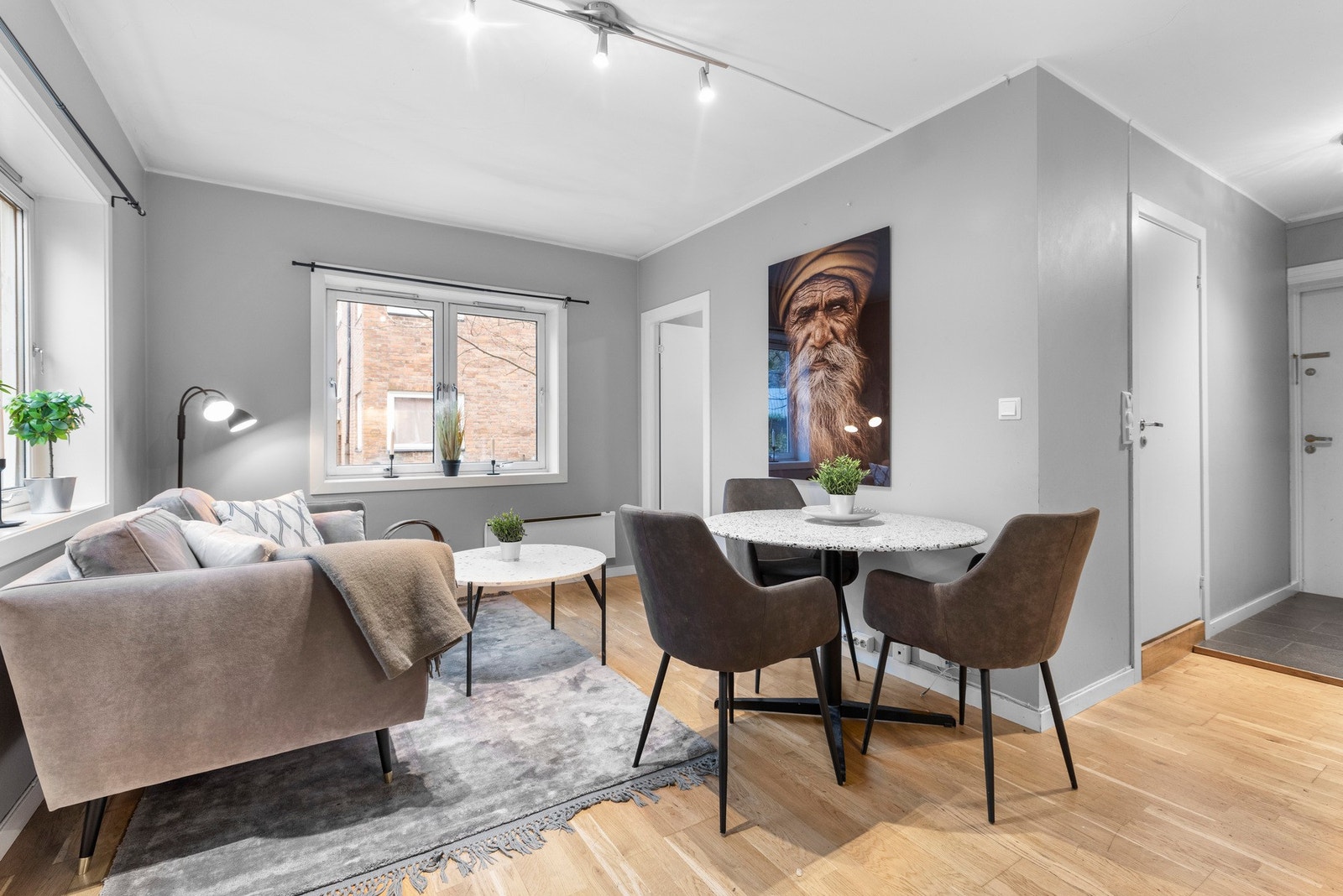 Ekstra takhøyde og lunt parkettgulv gir en lufttig og varm atmosfære. Galleribilde