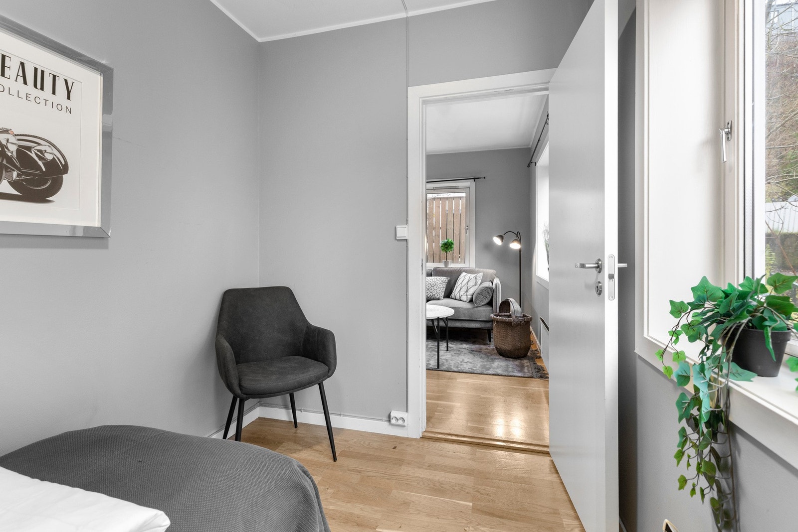 Meget god og optimalisert planløsning med åpen stue/kjøkkenløsning og 2 gode soverom. Dette er en kvalitet svært få leiligheter under 40 m2 har. Galleribilde