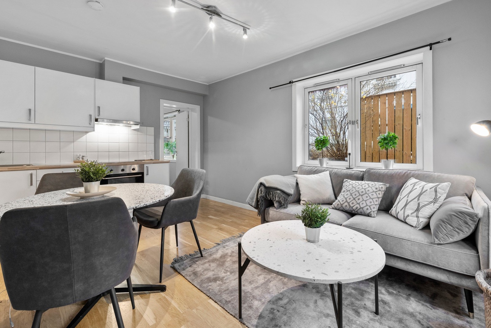 Kjøkken og stue i åpen og sosial løsning. God plass til både sofagruppe og spisebord. Galleribilde