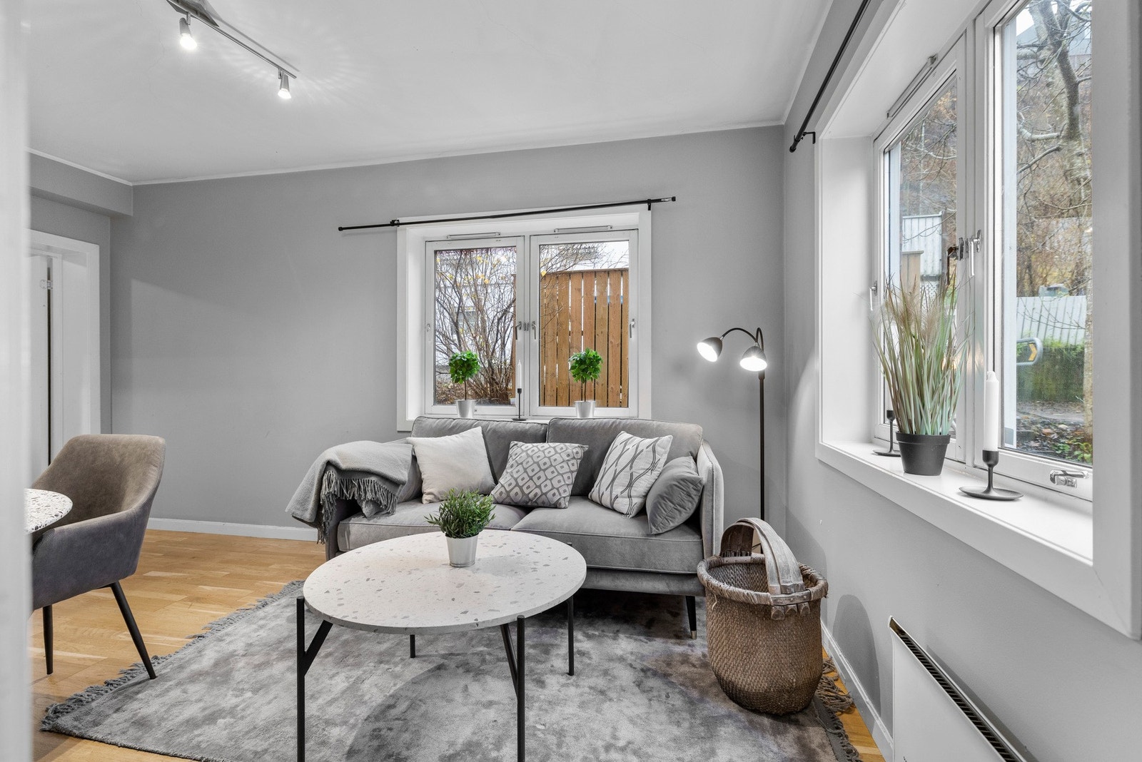 Lys inn fra to sider i stue. Galleribilde