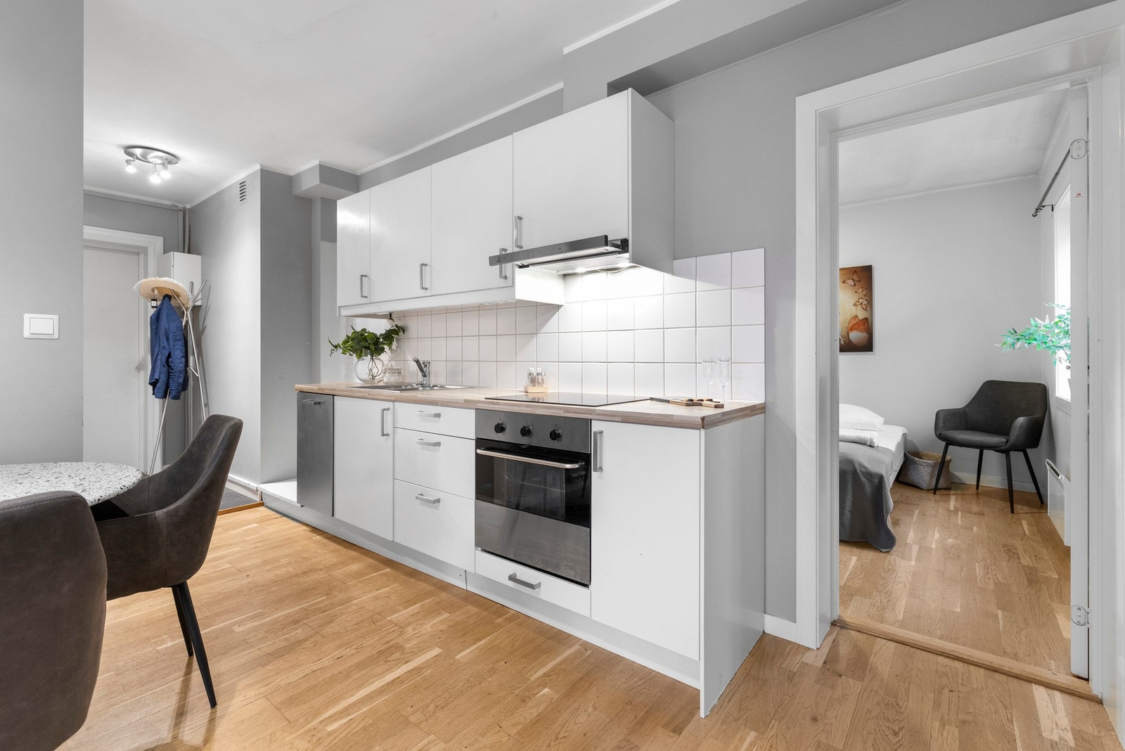 Moderne, stilrent kjøkken med slette fronter. Galleribilde