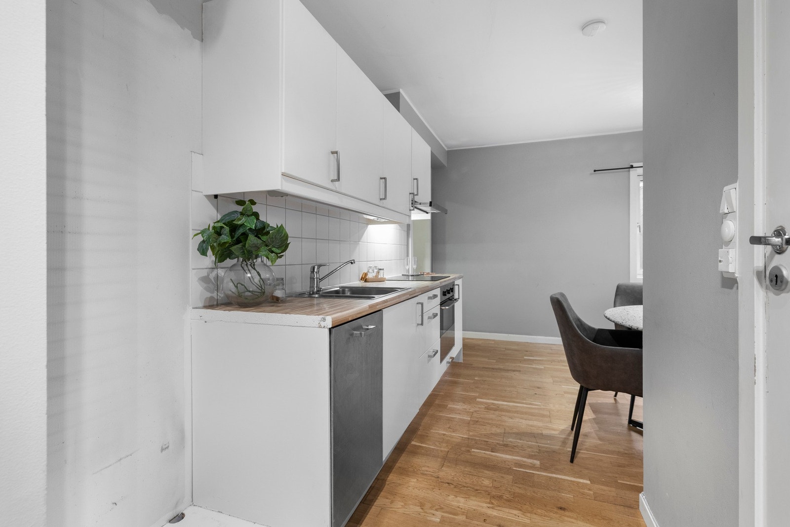 Gode muligheter for å enkelt sette ditt eget preg på leiligheten med f. eks nye håndtak ´. Galleribilde