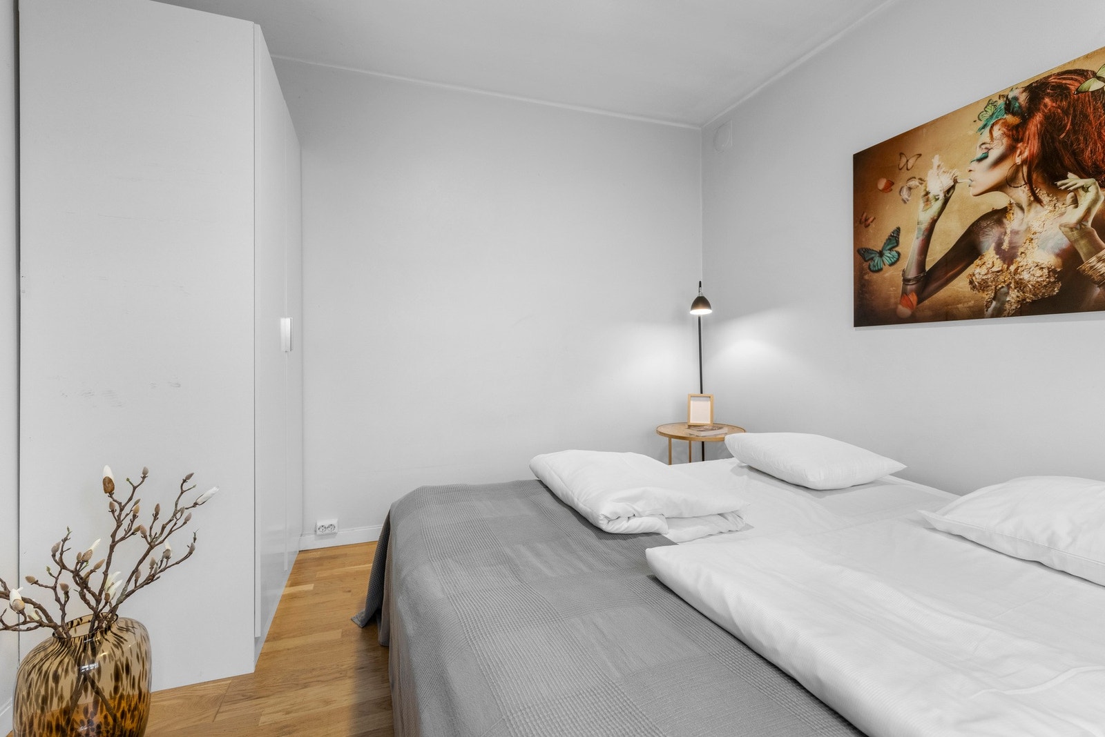 Soverommet i dag er praktisk innredet med garderobeskap. Galleribilde