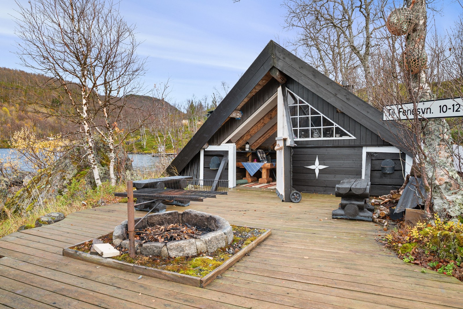 Gapahuk med ildted og lukking foran Galleribilde