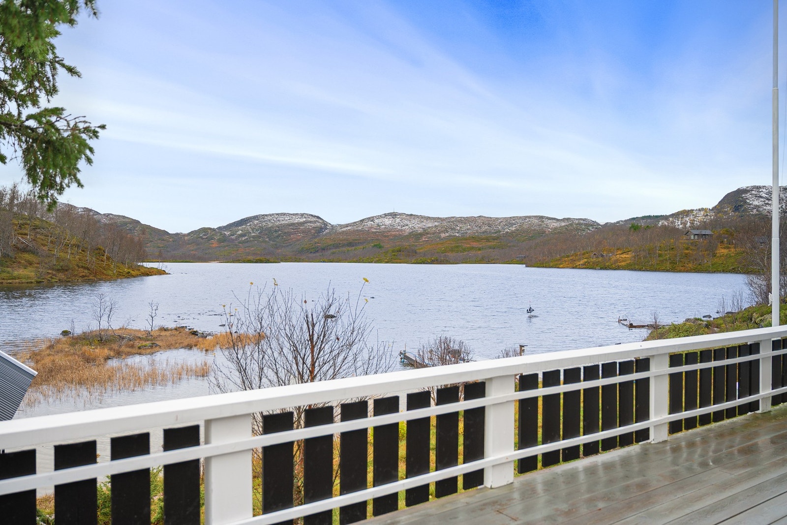 Fra verandaen har man fri utsikt mot skog og vann - et perfekt sted for avkobling Galleribilde