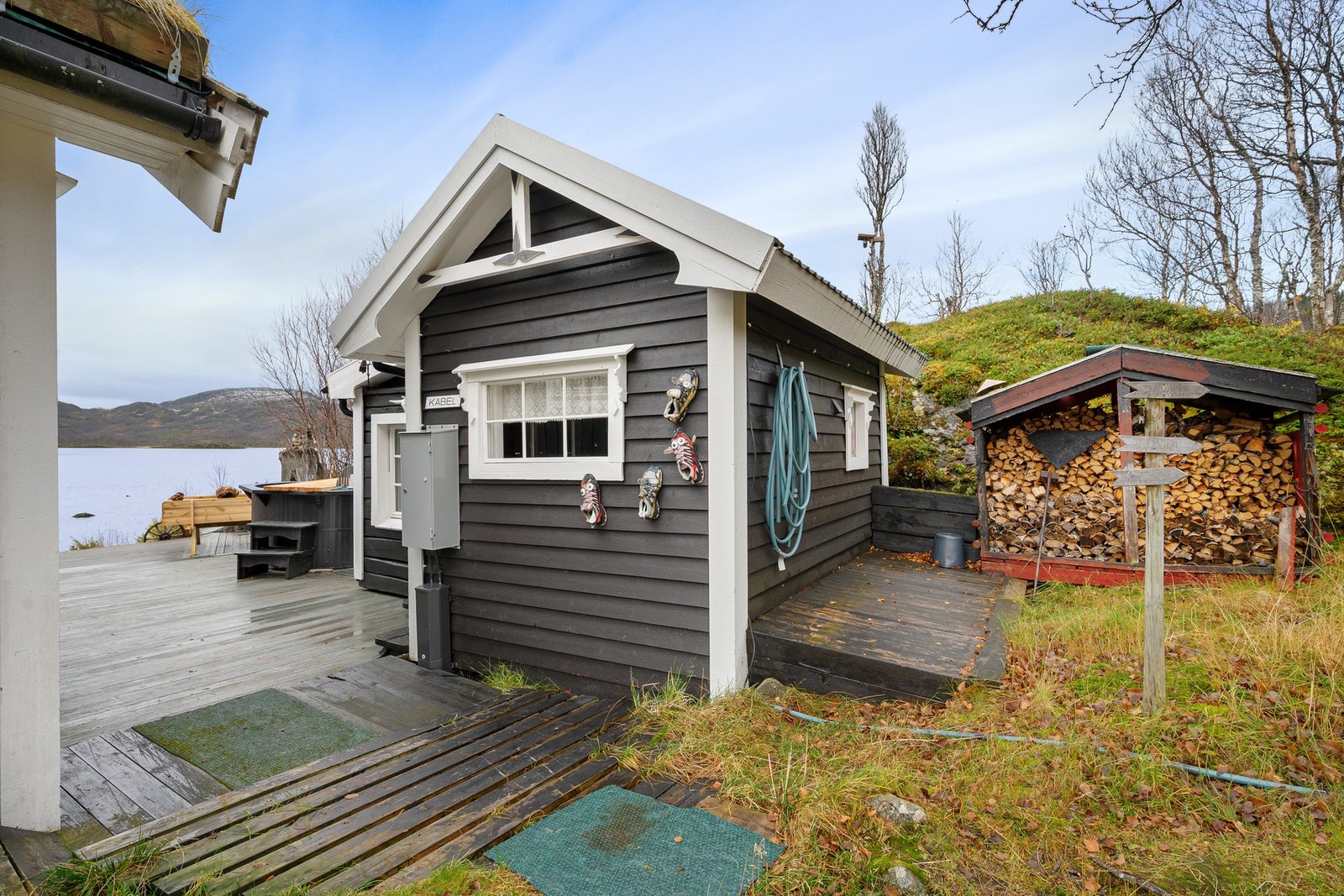 Uthuset har både dusjrom, utedo og lager Galleribilde