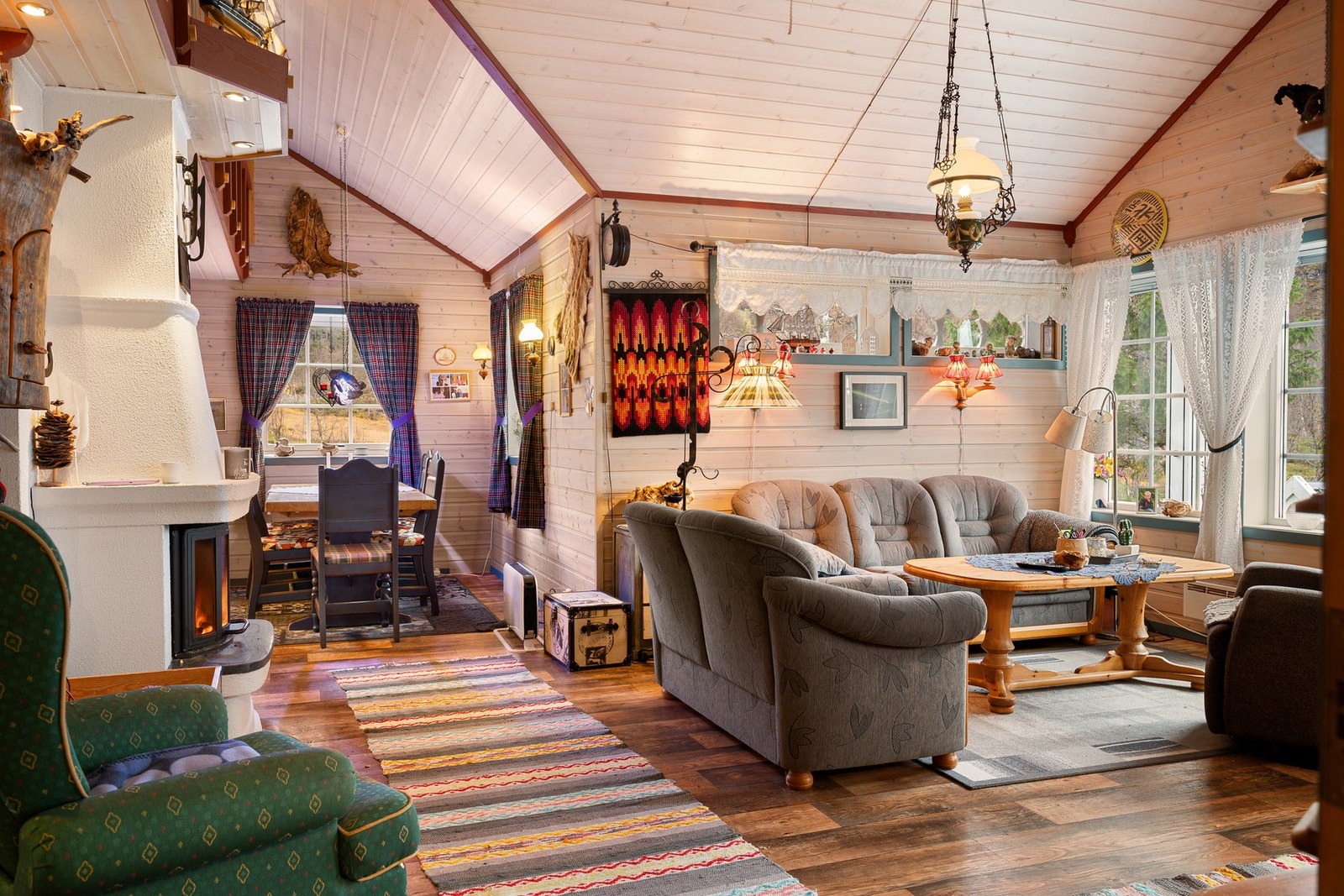 Romslig stue med god plass til både sitte- og spisegruppe Galleribilde