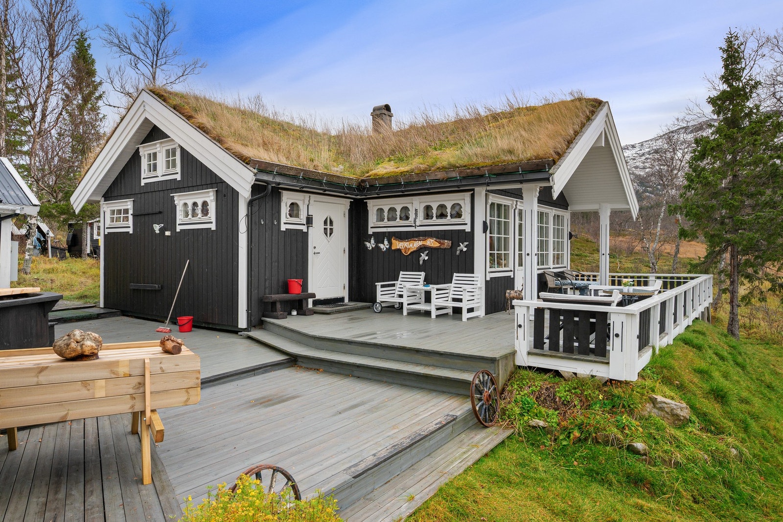 Hyggelig uteplass med god plass til sittegruppe og grilling Galleribilde