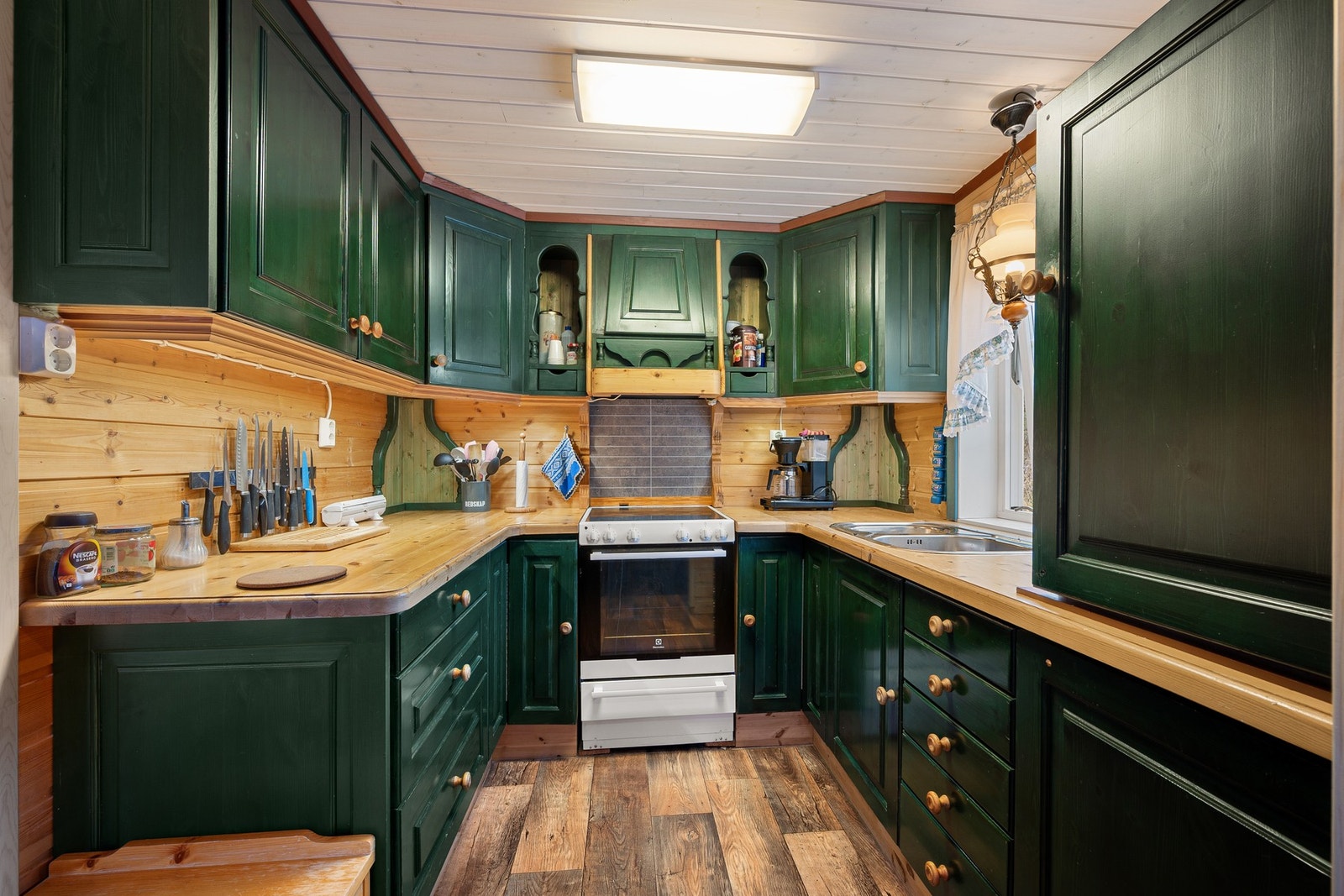 Et sjarmerende kjøkkenet med god skapplass og klassiske materialvalg Galleribilde