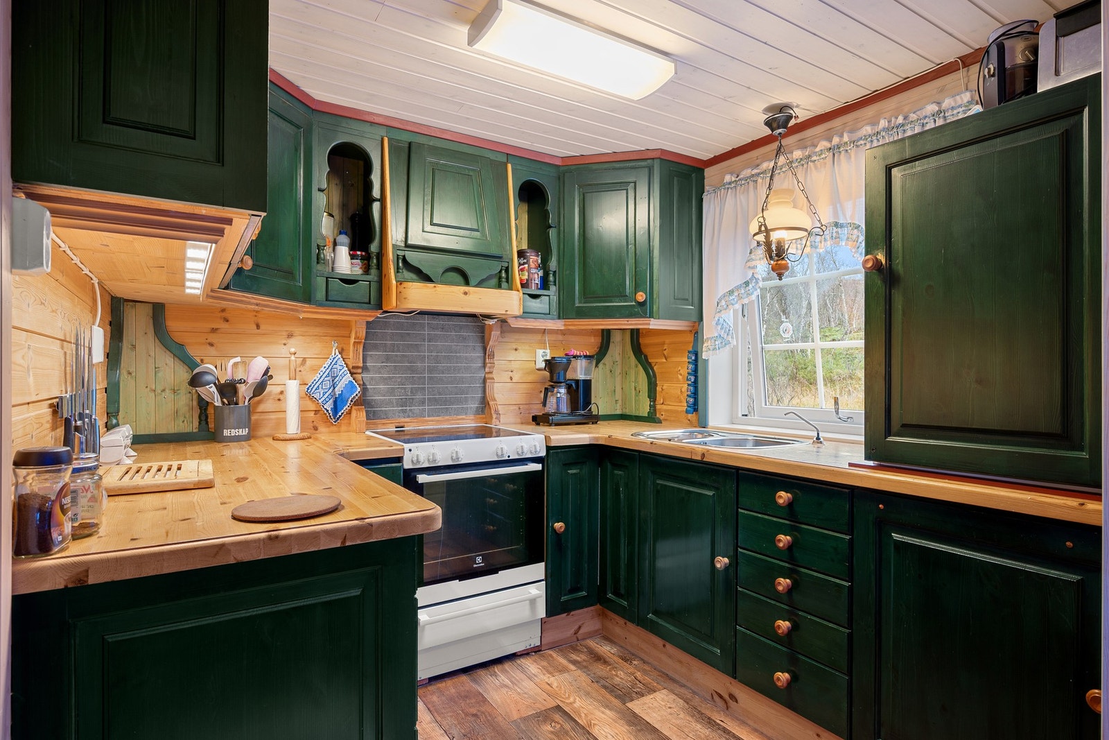 Tomten er naturlig opparbeidet med terrasse, gapahuk og brygge - alt lagt til rette for gode dager ute i naturen Galleribilde