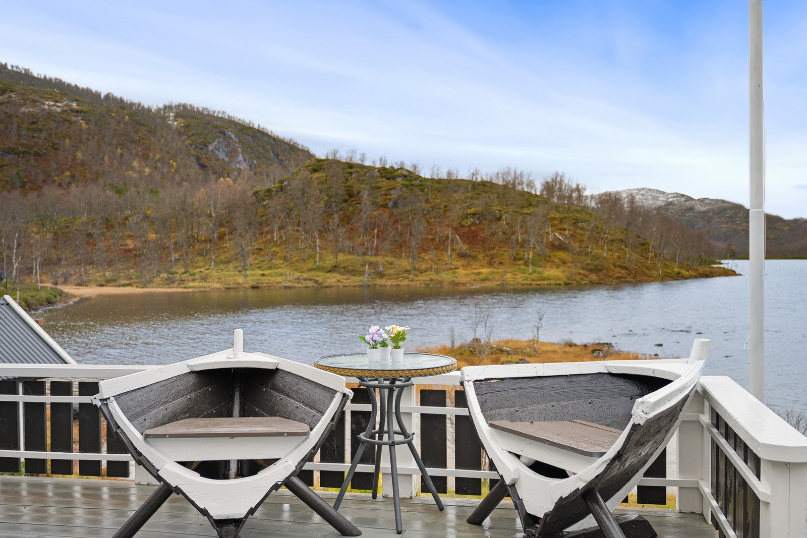 Eiendommen har egen strandlinje med gode bademuligheter om sommeren og isfiske om vinteren. Galleribilde