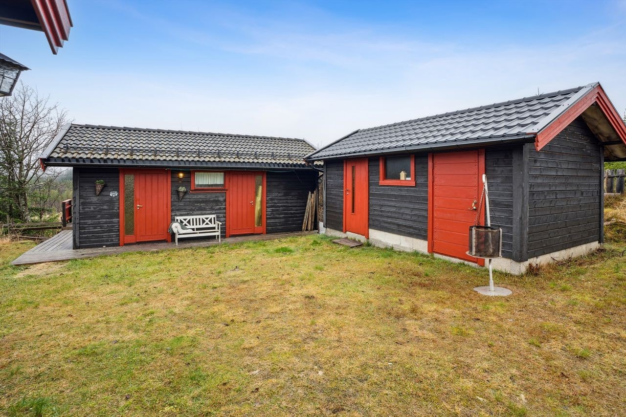 Annekset og uthuset er praktisk plassert på tunet. Galleribilde