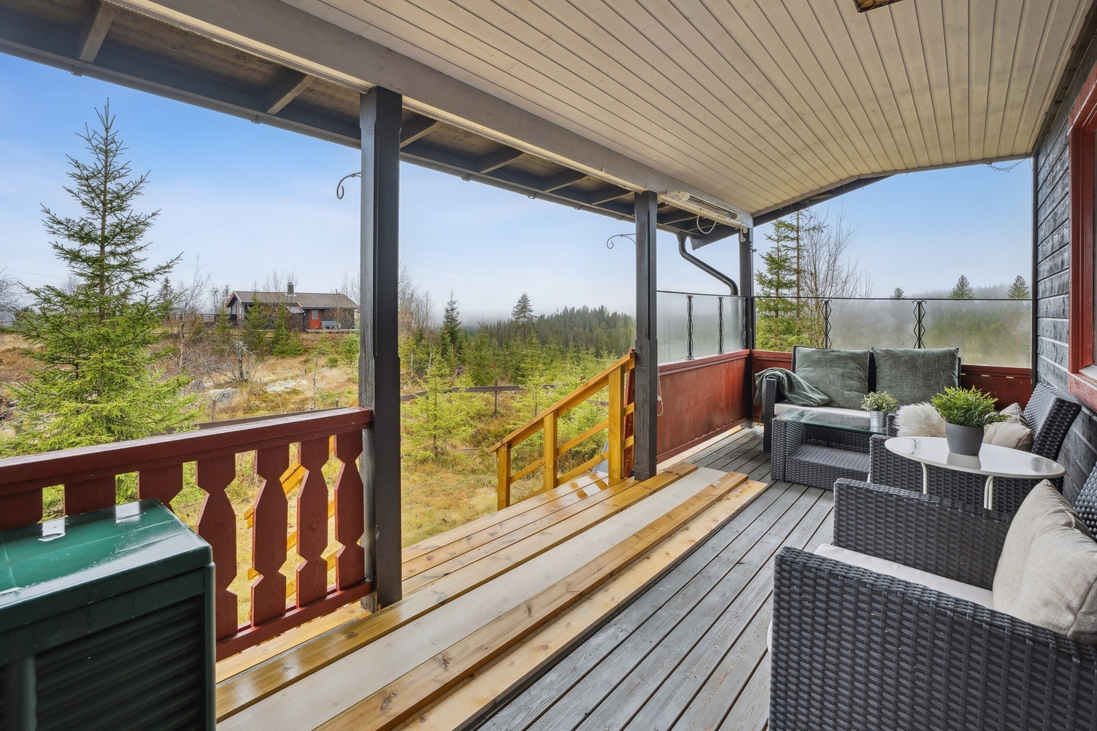 Den overbygde terrassen på 17 m² er et lunt uterom med plass til sittegruppe. Galleribilde