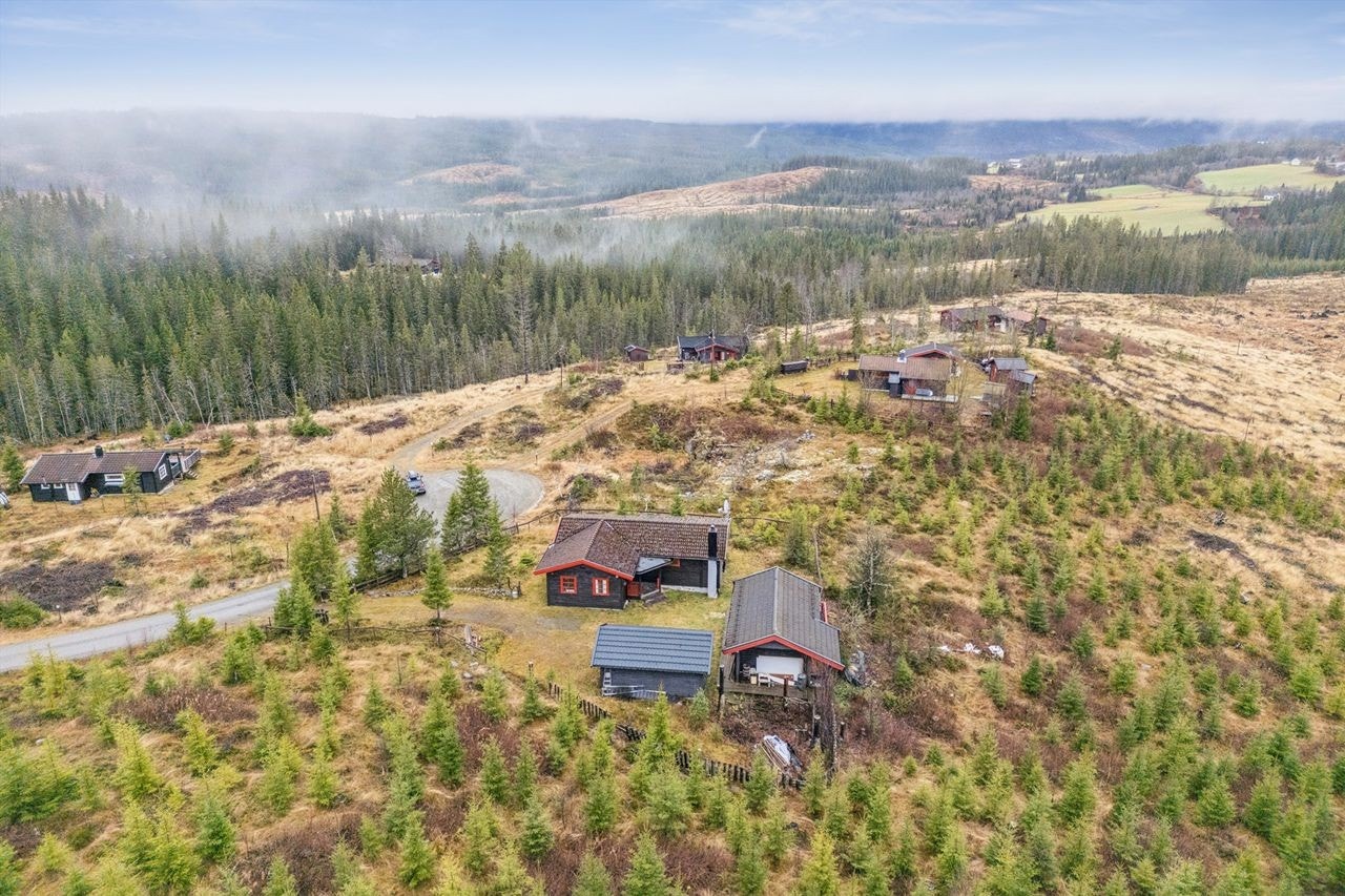 Eiendommen ligger høyt og fritt til i naturskjønne omgivelser i Snertingdal. Galleribilde