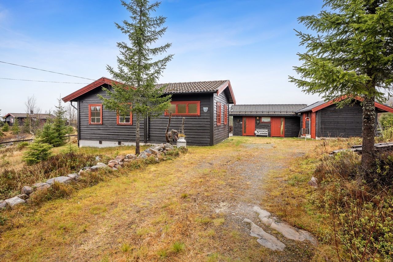 Eiendommen har en fin plassering i terrenget med enkel adkomst. Galleribilde