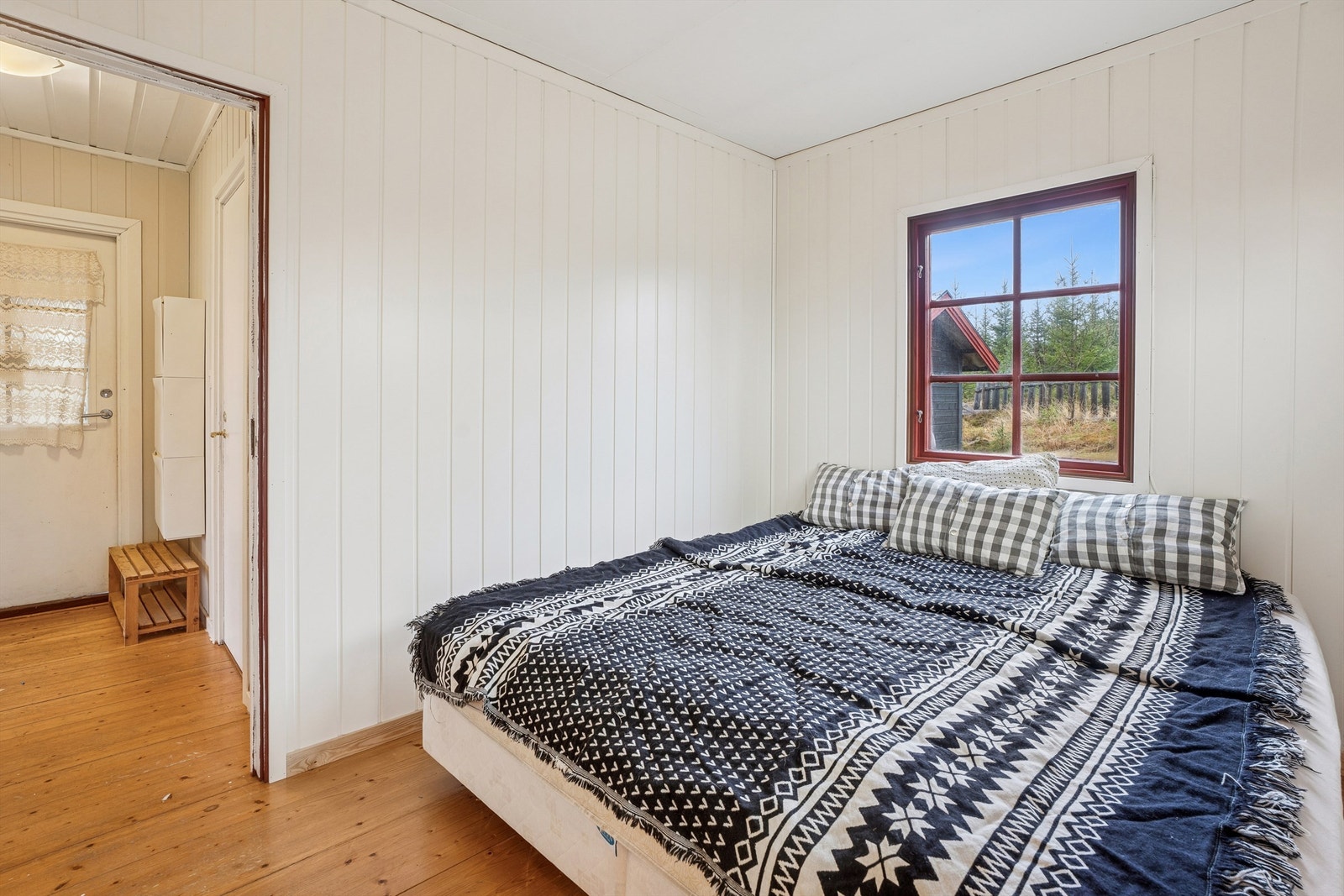 Det andre soverommet har også plass til dobbeltseng og er lyst med panelvegger. Galleribilde
