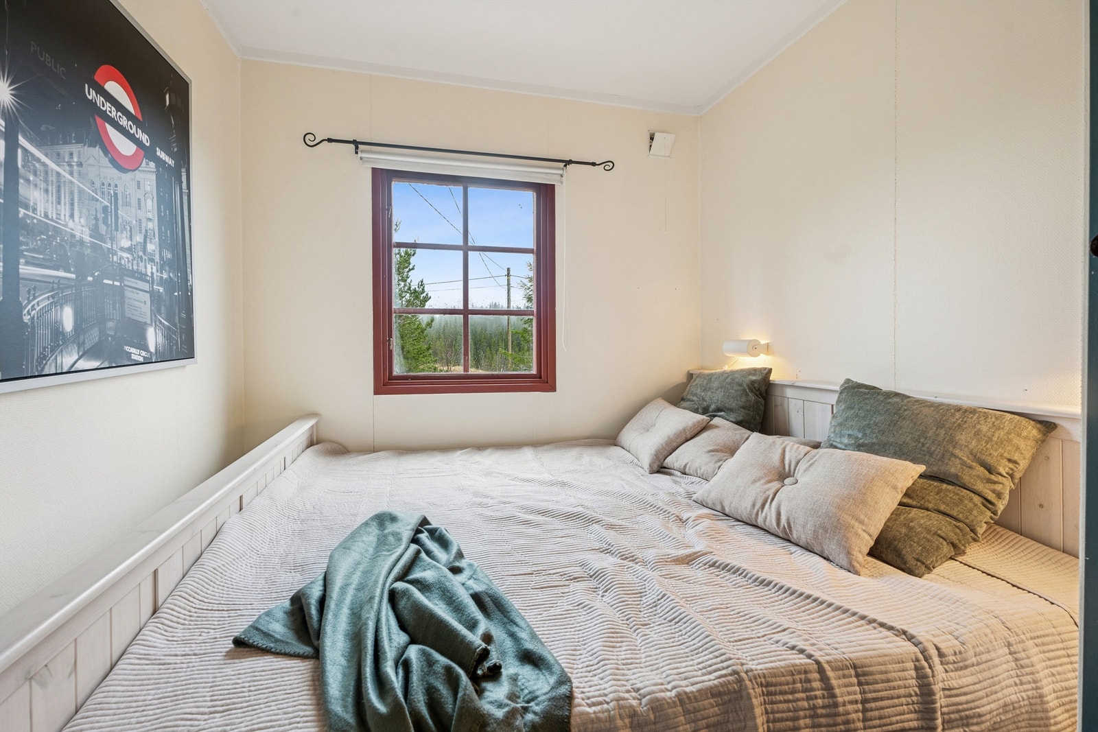 Hytta har totalt tre soverom. Dette rommet har plass til dobbeltseng. Galleribilde