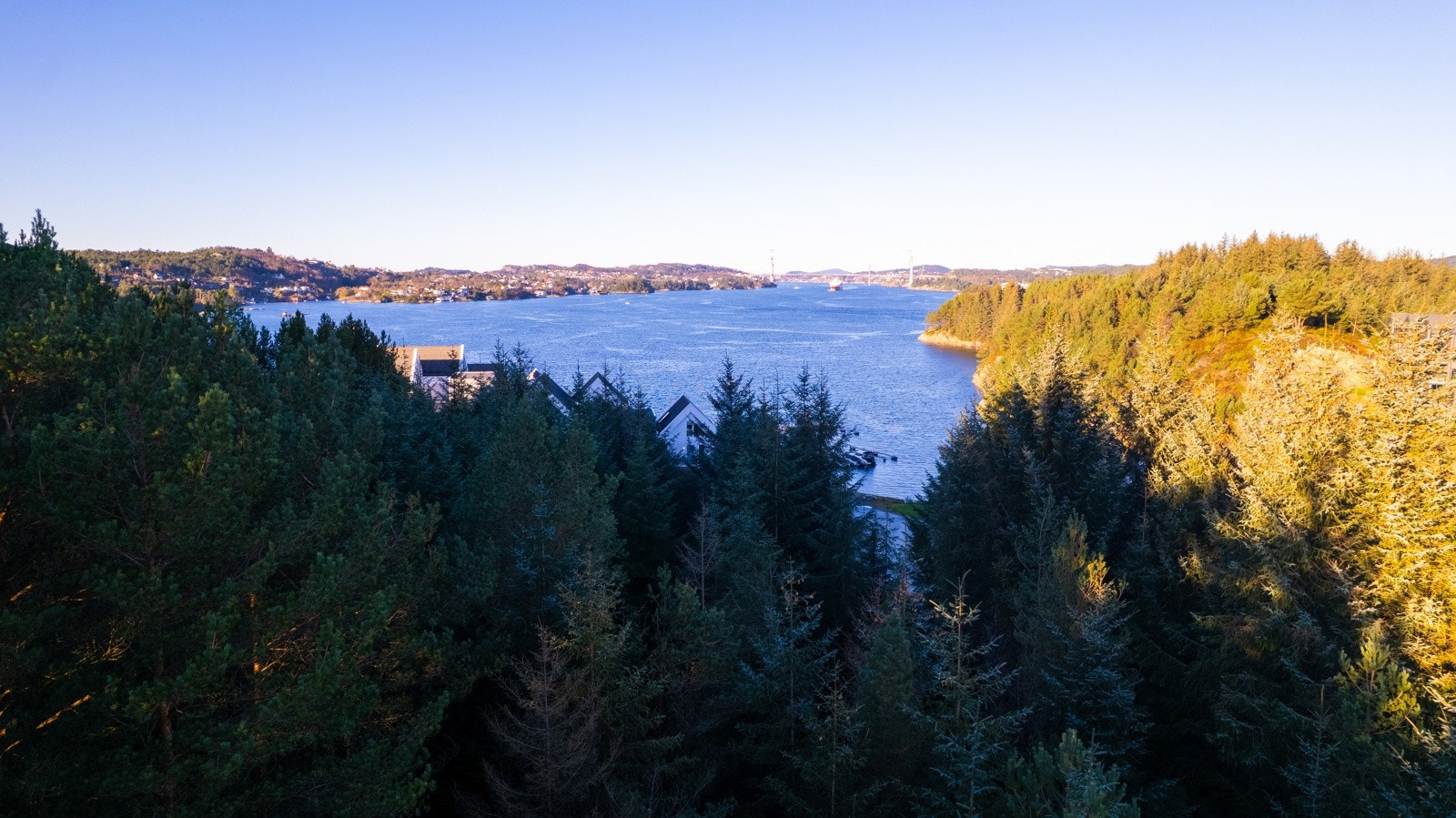 Utsikten er noe helt for seg selv - et skiftende landskap av fjord, lys og himmel som må oppleves på nært hold. Galleribilde