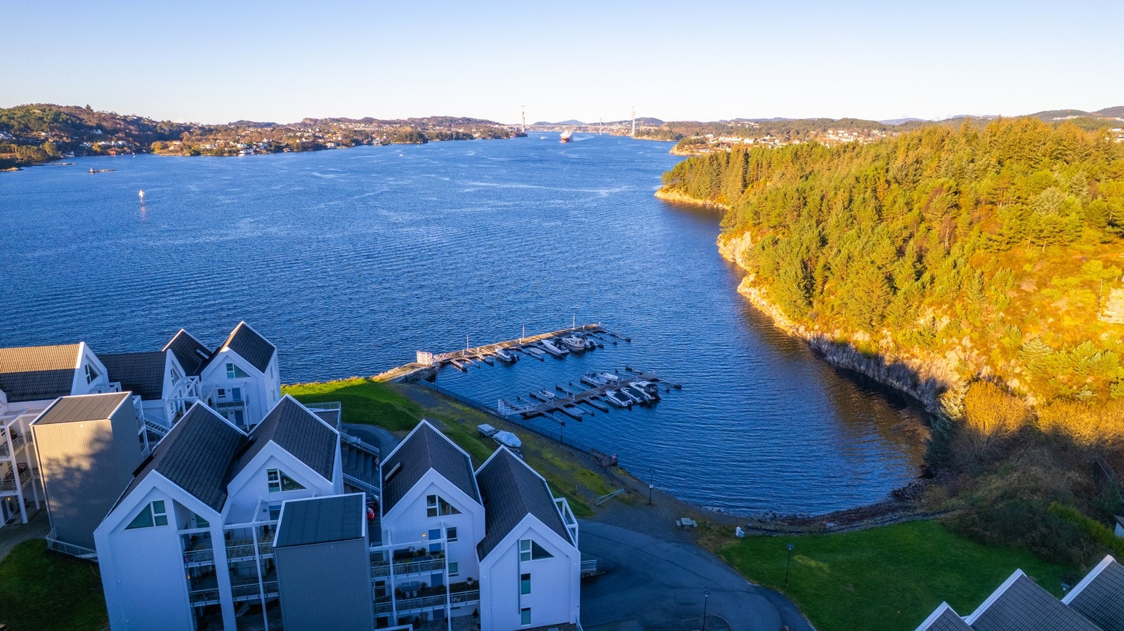 Nilsvika båthavn ligger bare en kort spasertur unna. Galleribilde