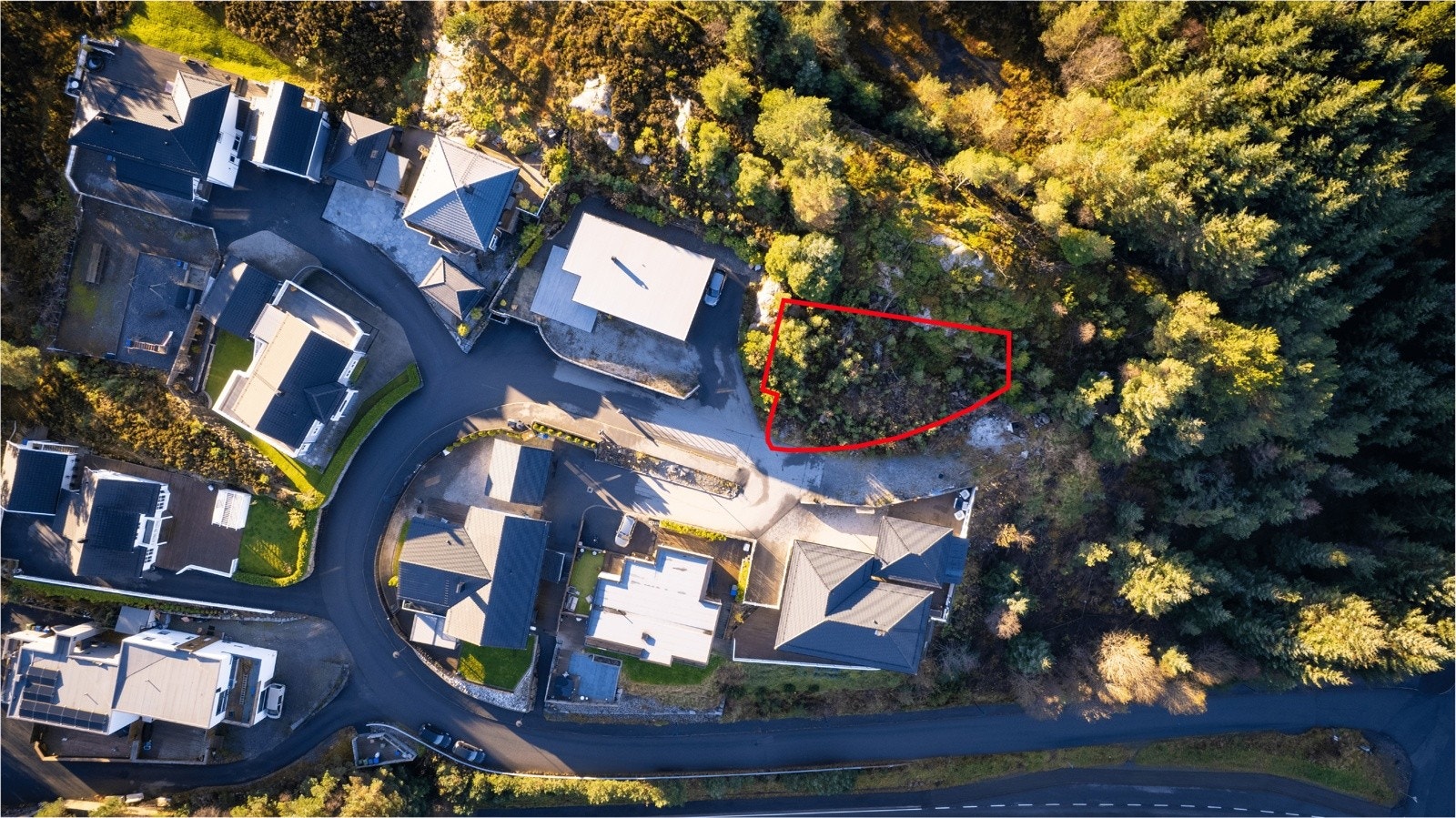 Tomten ligger i et etablert og trivelig boligområde med moderne eneboliger og småhus, omgitt av vakker vestlandsnatur. NB: Tomtegrensene er hentet fra målebrev. Galleribilde