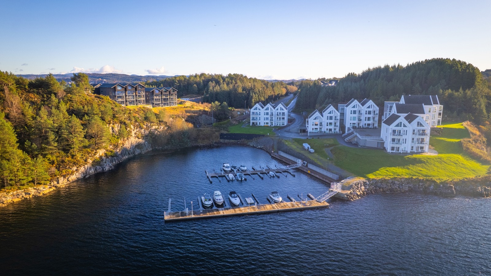 Bjørøyhamn har et godt og etablert lokalmiljø med både barnehage og skole i nærområdet. Galleribilde