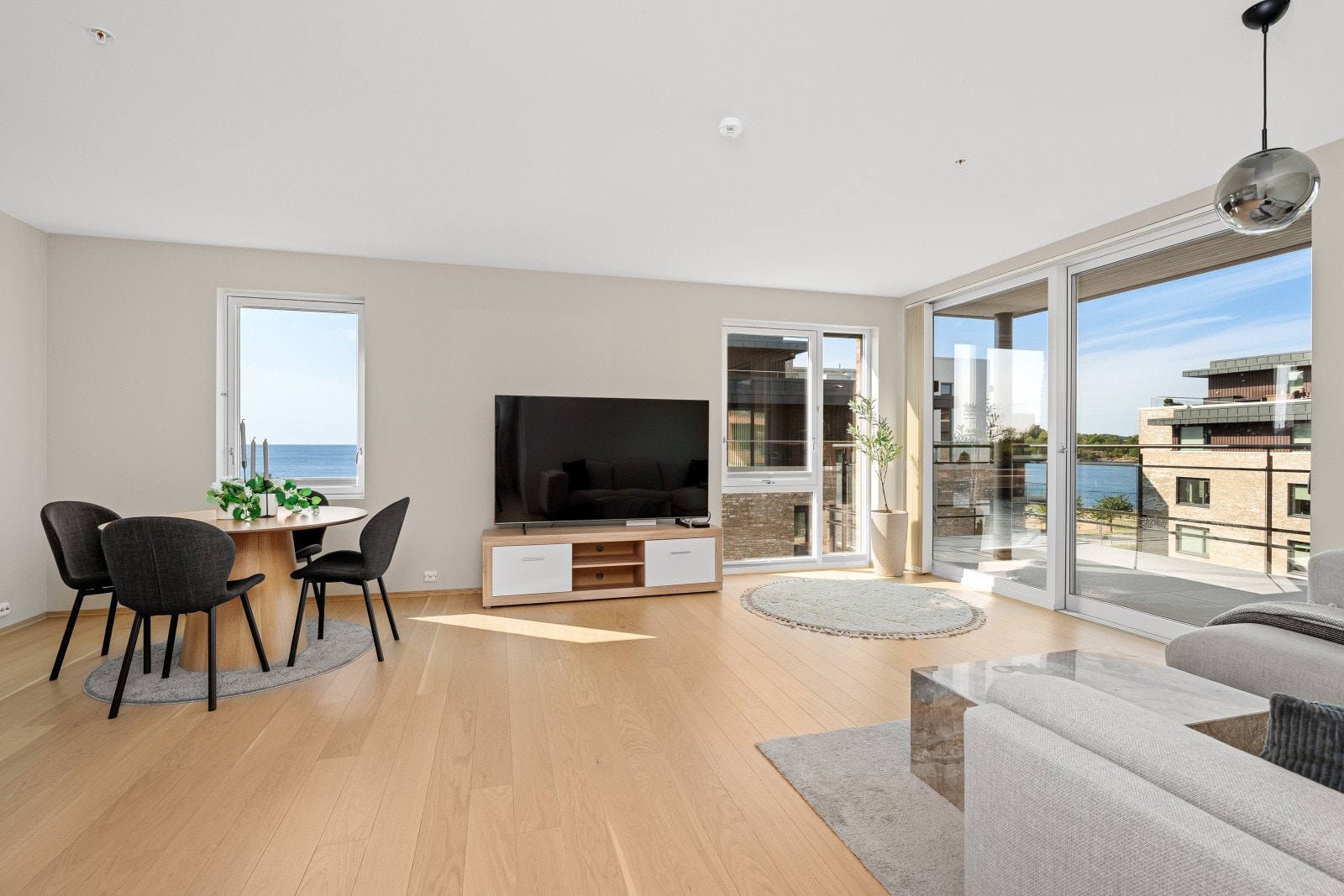 Vinduene slipper inn rikelig med dagslys. Det er lagt inn solskjerming på vinduene. Galleribilde